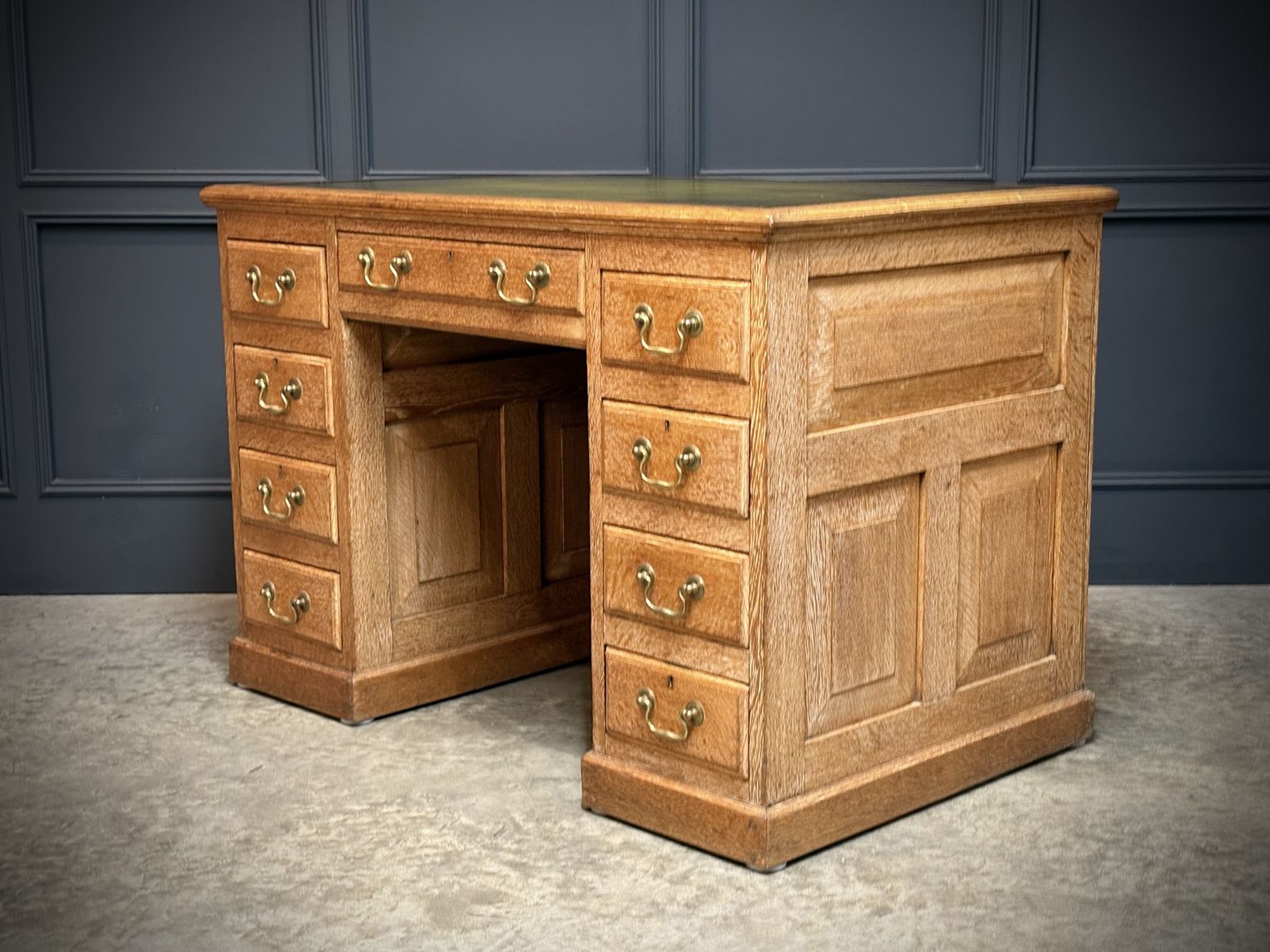Freestanding Oak Kneehole Desk photo vintage
