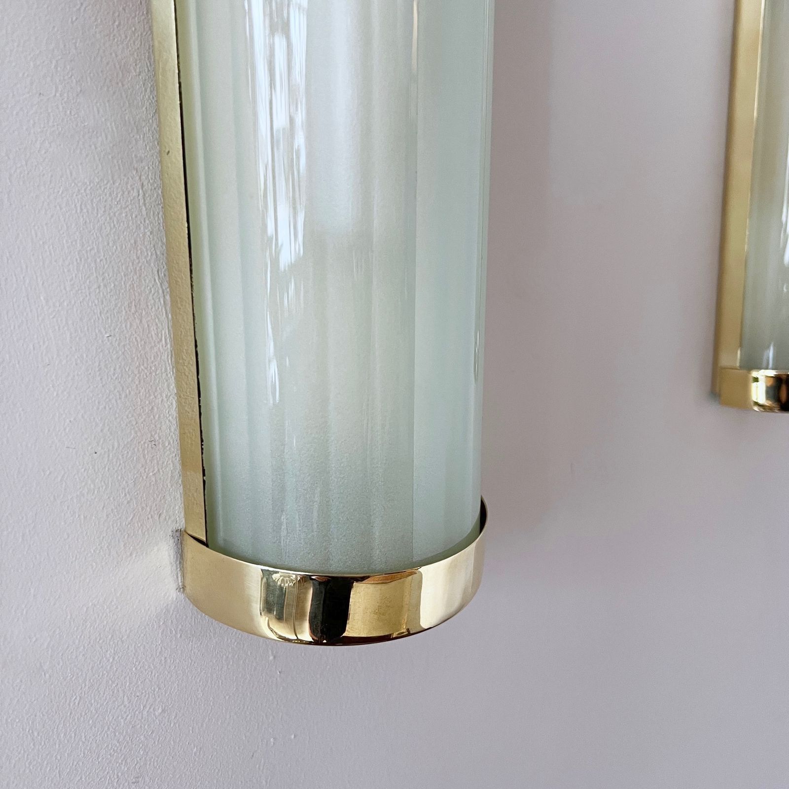 Contemporary Brass Wall Light photo vinterior