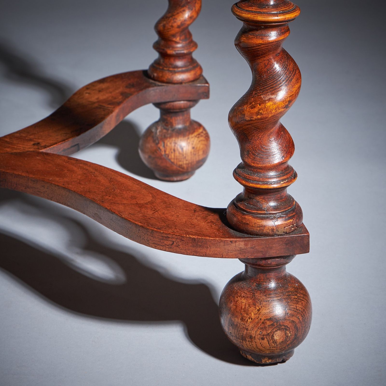A Fine And Rare 17th Century William And Mary Olive Oyster Table, Circa 1680 1700. England photo 14250.0