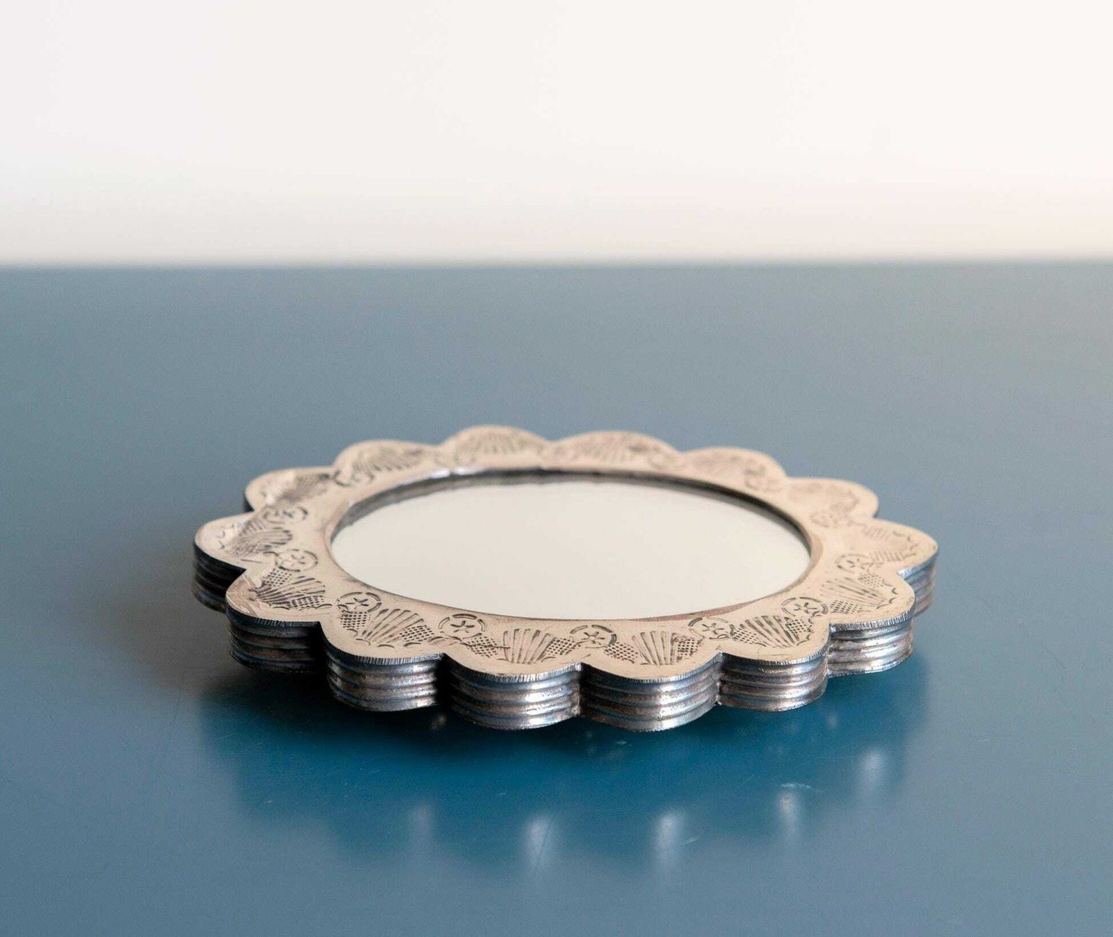 Kleine Turkse Bruidsspiegel, Gegraveerde Zilveren Spiegel Met Geschulpte Rand En Hangketting, Decoratieve Sierspiegel photo buy