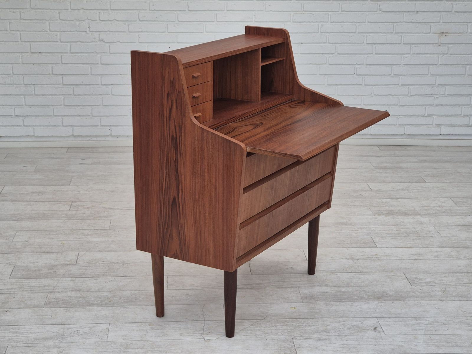 photo vintage 1960s, Danish Chest Of Drawers With Foldable Top/Mirror, Original Condition, Teak Wood.