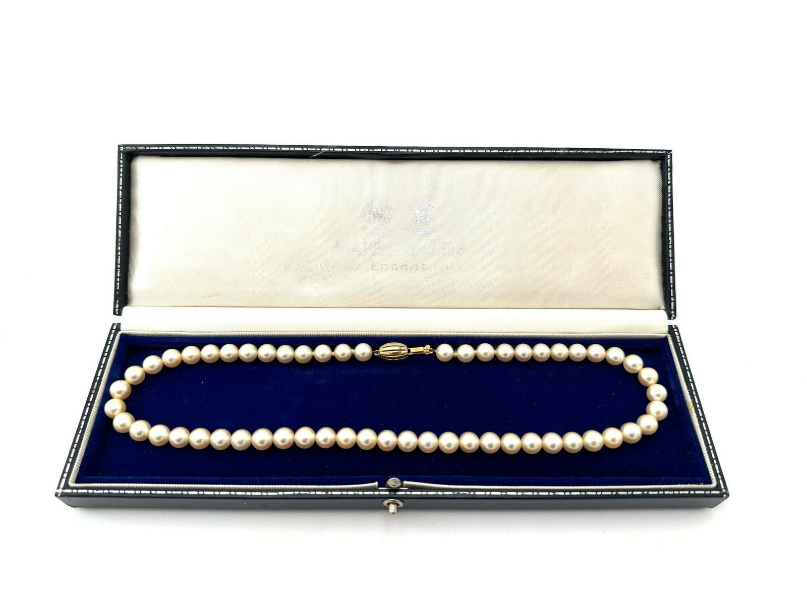 photo vintage A Lovely Late 1980s Mappin And Webb Akoya Pearl Necklace With 18carat Gold Clasp In Orignal Box