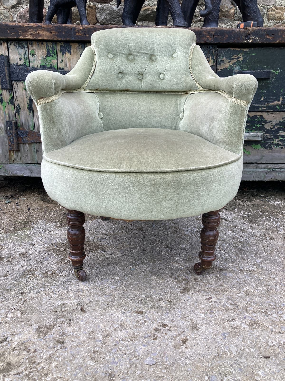 Victorian Green Velvet, Circular Chair With Walnut Legs On 4 Castors photo vintage