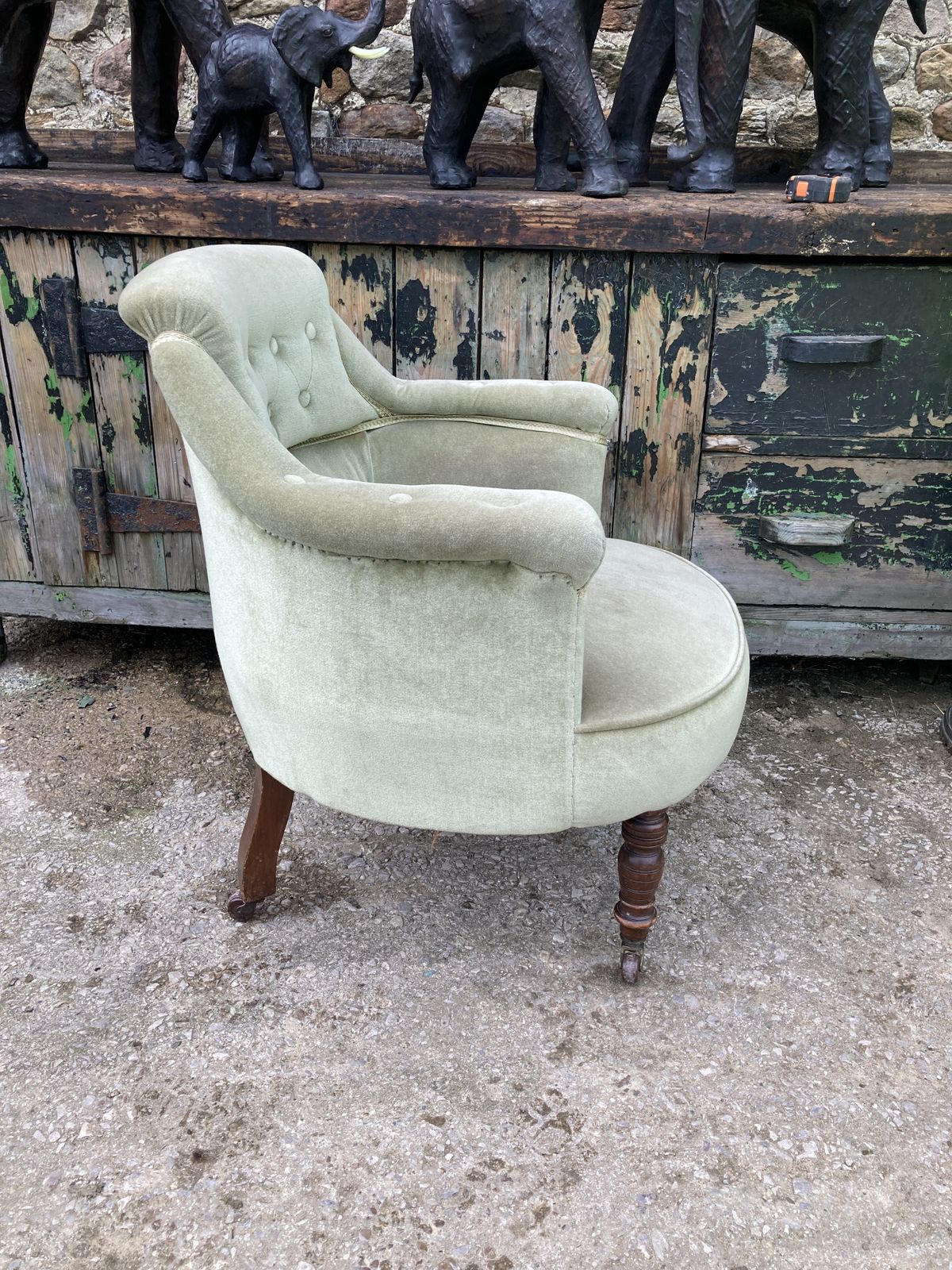 photo furniture Victorian Green Velvet, Circular Chair With Walnut Legs On 4 Castors