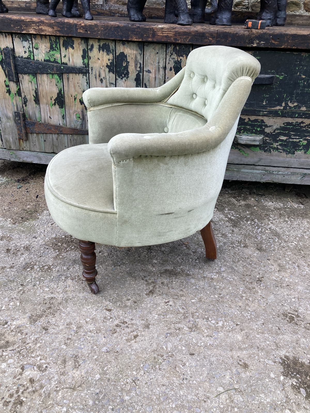 photo vintage Victorian Green Velvet, Circular Chair With Walnut Legs On 4 Castors