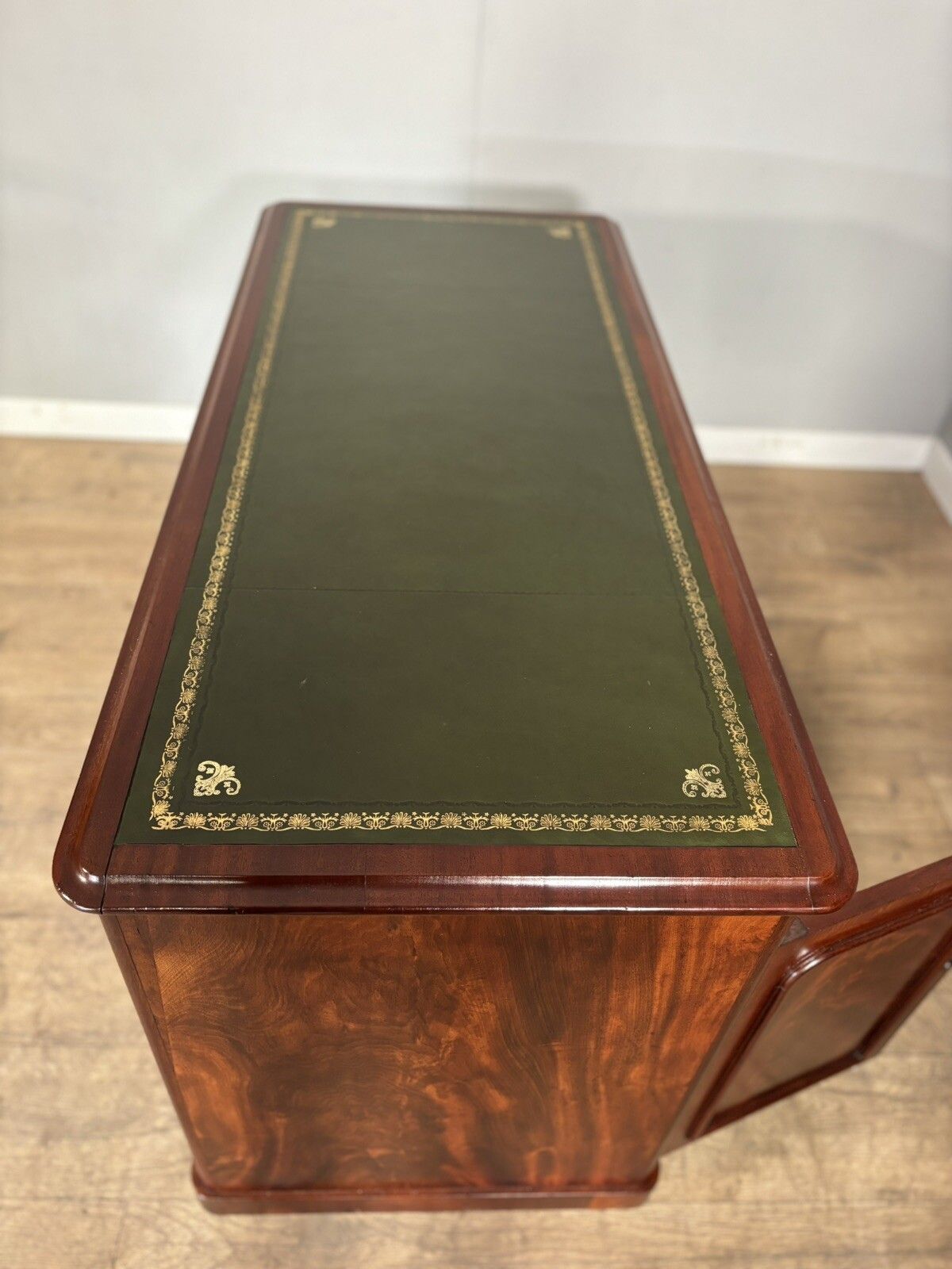 photo furniture Good Victorian Mahogany Knee Hole Desk
