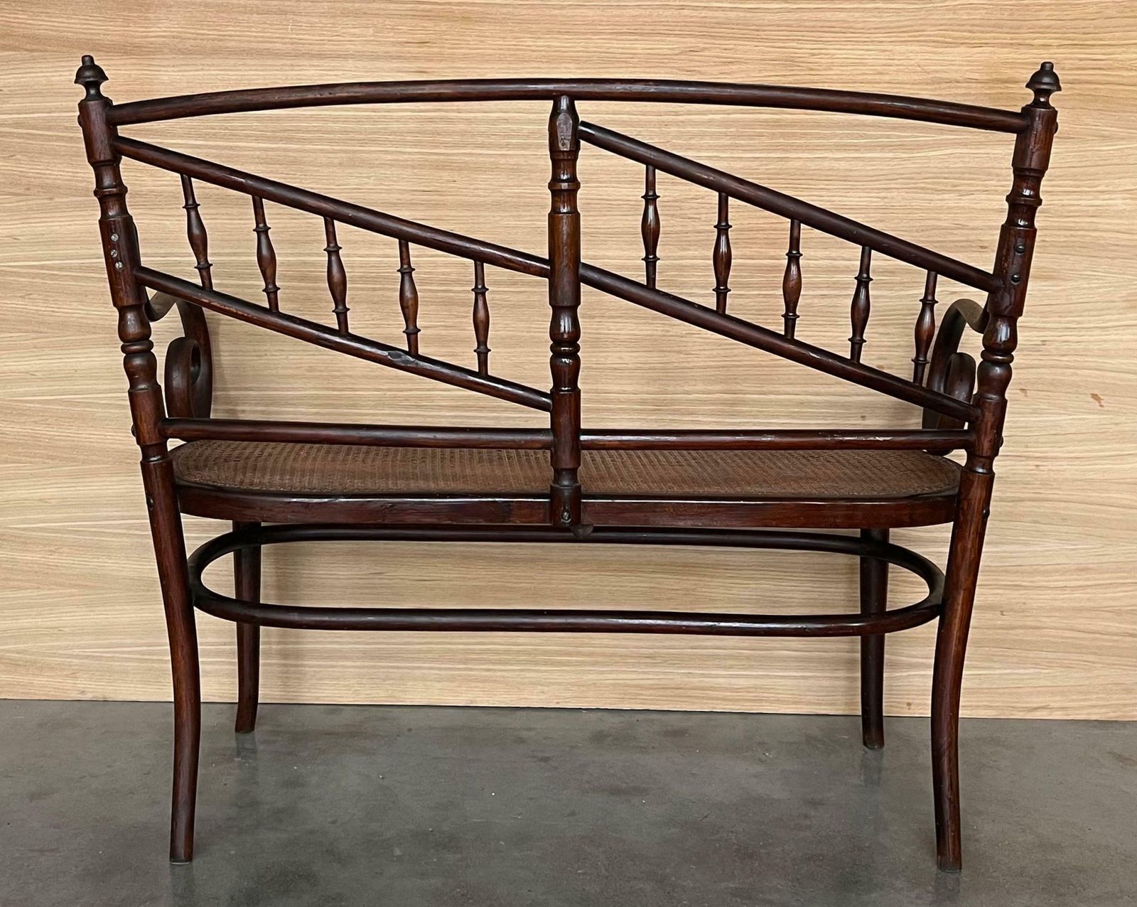 Canapé en bois courbé de style Thonet, siège canné, vers 1925 photo Mobilier