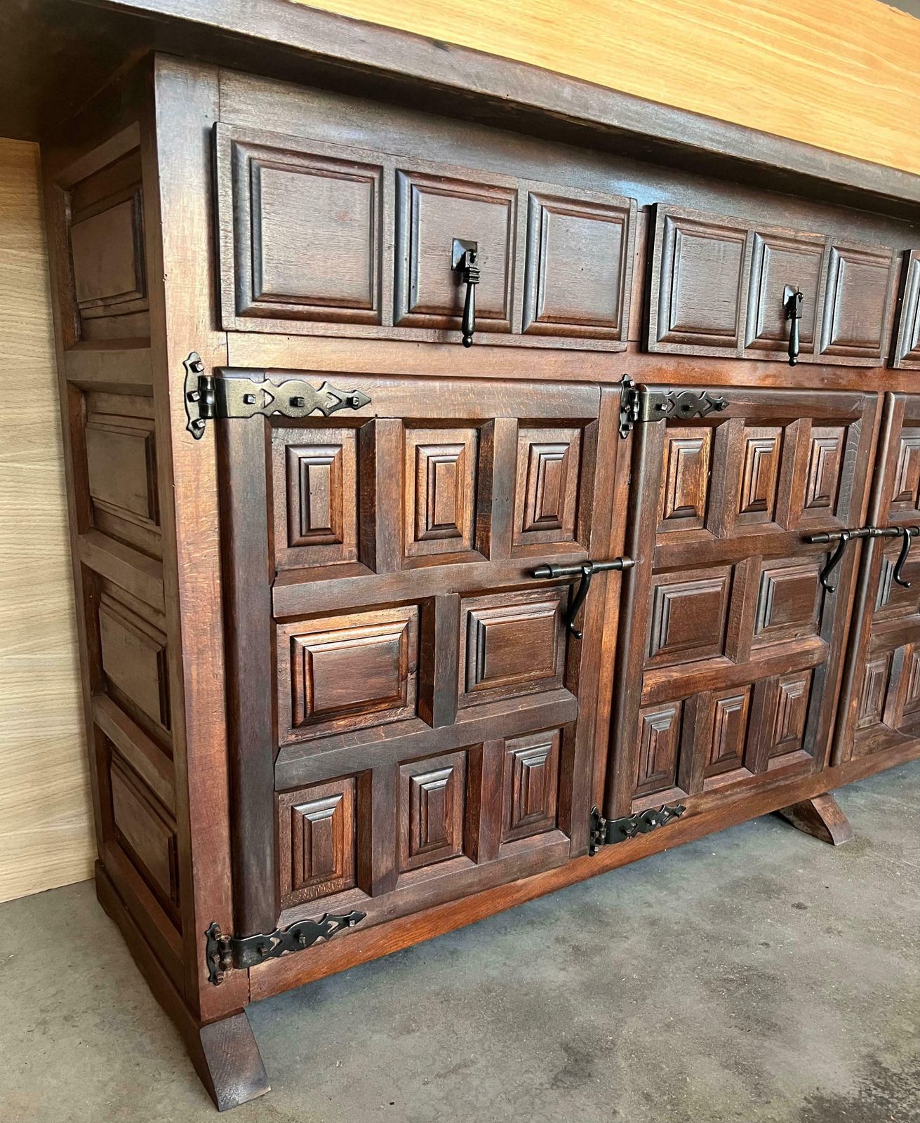 Grande credenza ou buffet baroque catalan espagnol en noyer, XIXe siècle photo vinterior