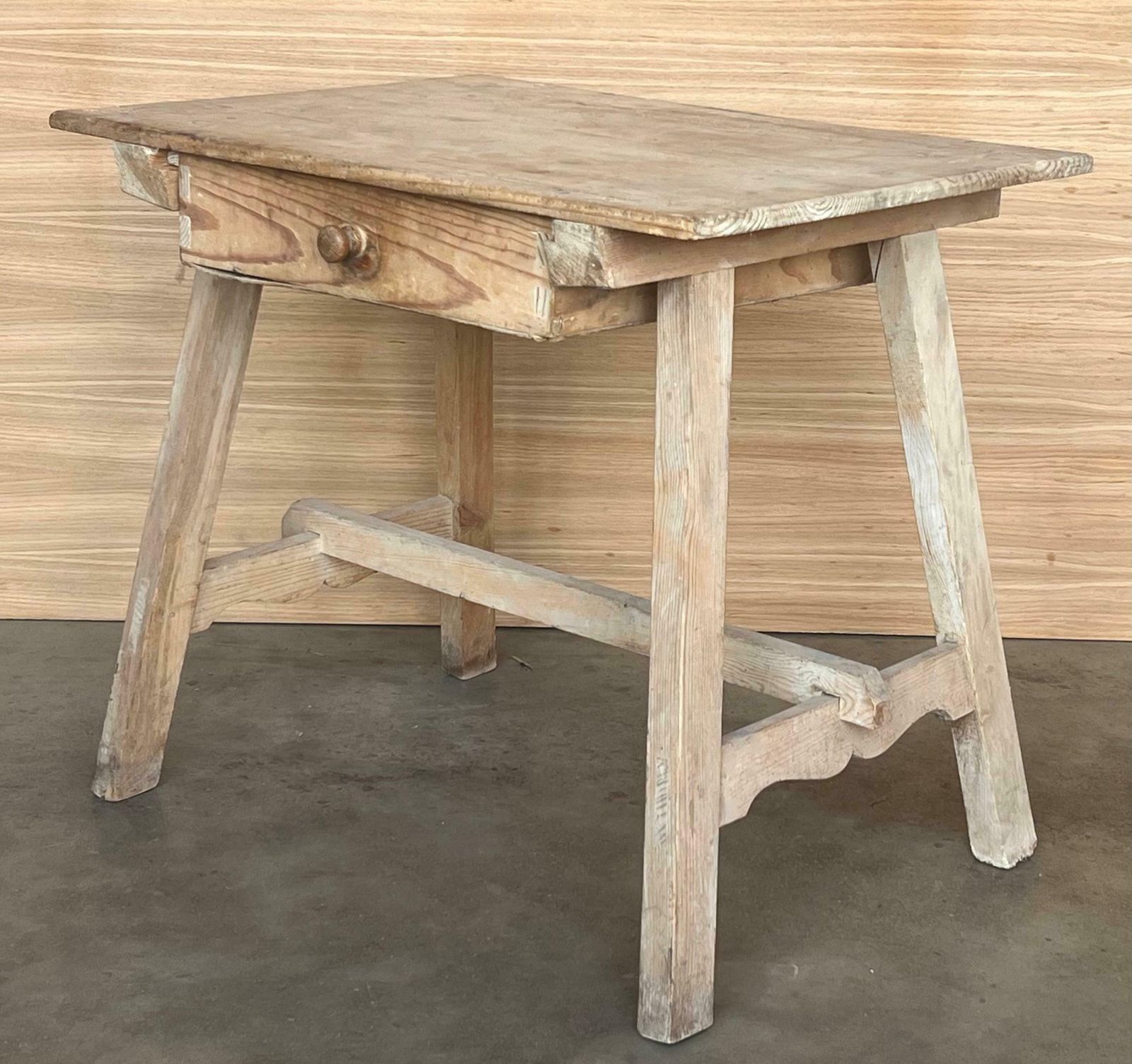 Table d'appoint baroque espagnole décolorée avec tiroir photo vinterior