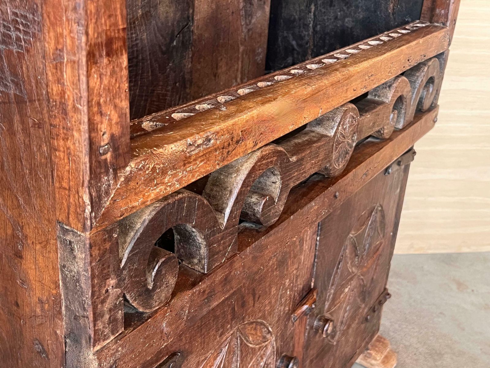 Mobilier Armoire XIXe siècle en noyer, influence castillane, Espagne, restaurée photo