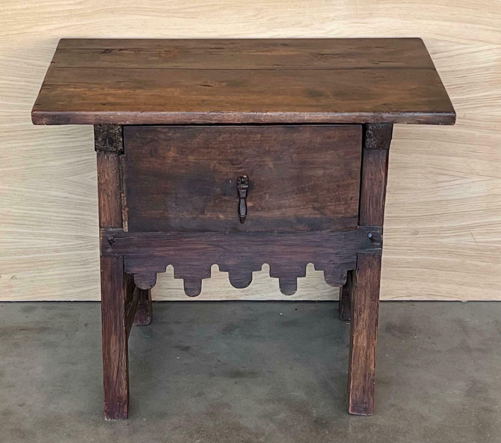 Table d'appoint baroque espagnole, entretoise en bois et grand tiroir photo for sale
