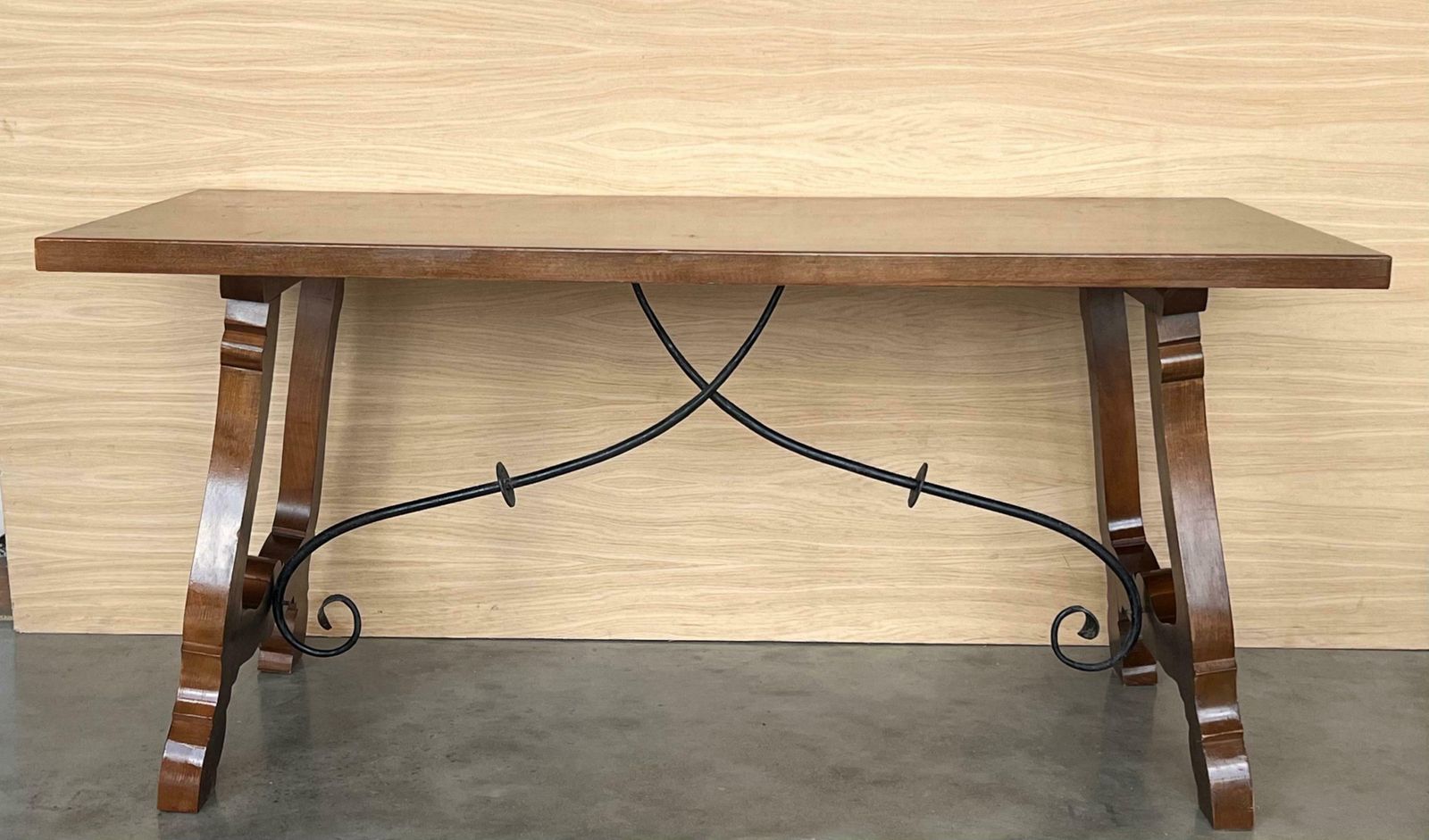 Table à manger ou console en noyer, pieds en lyre et plateau épais, Espagne, XXe siècle photo for sale
