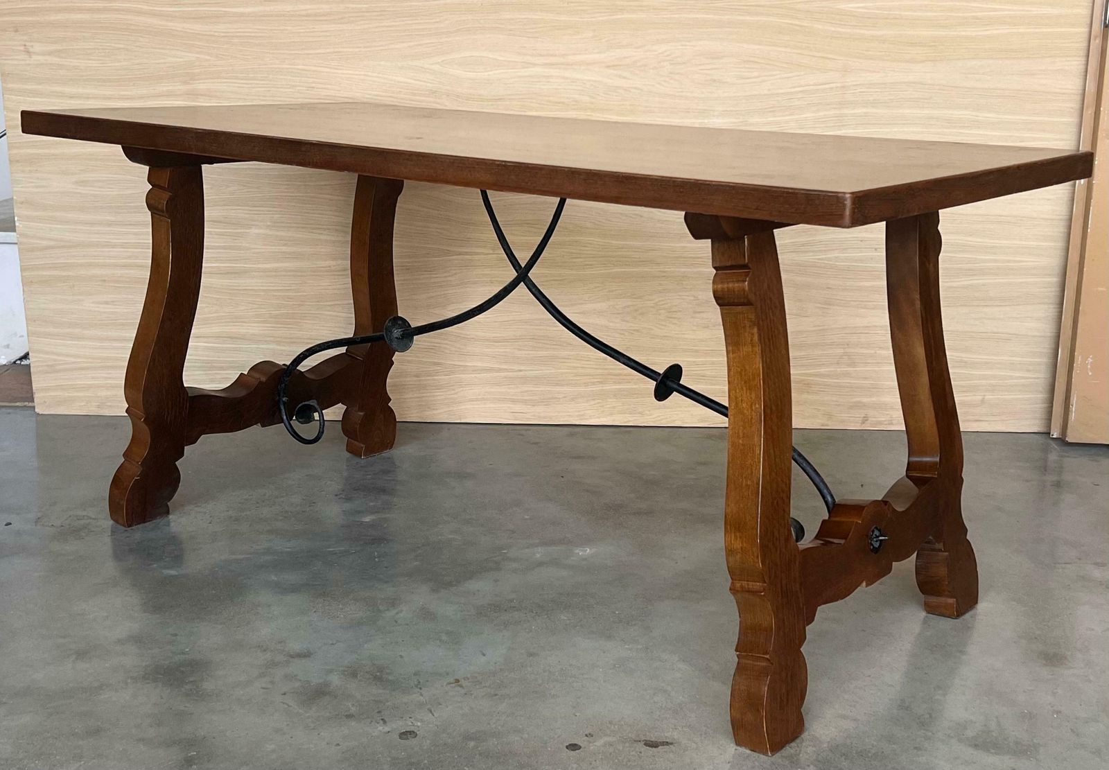 photo furniture Table à manger ou console en noyer, pieds en lyre et plateau épais, Espagne, XXe siècle