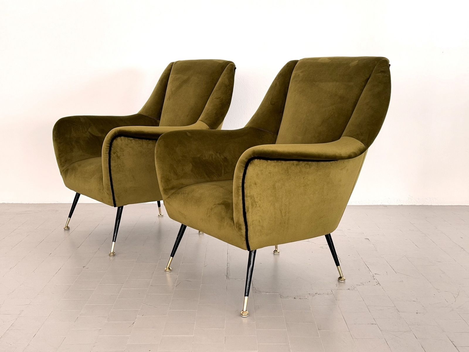 photo vinterior Italian Designer Pair Of Armchairs In Green Moss Velvet With Brass Feet, 1950s