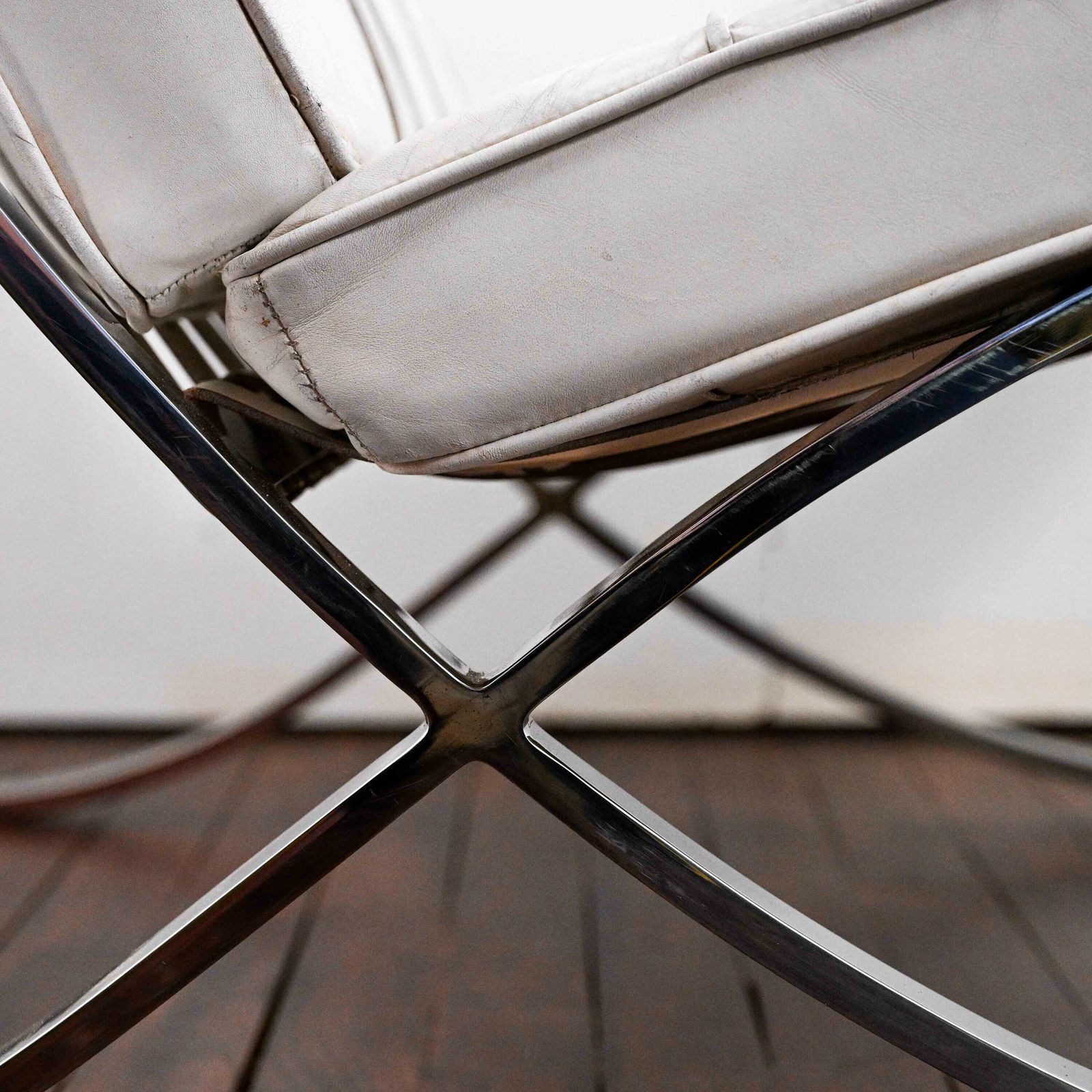 3625.0 Barcelona Chair In Off White Leather Designed By Ludwig Mies Von Der Rohe photo