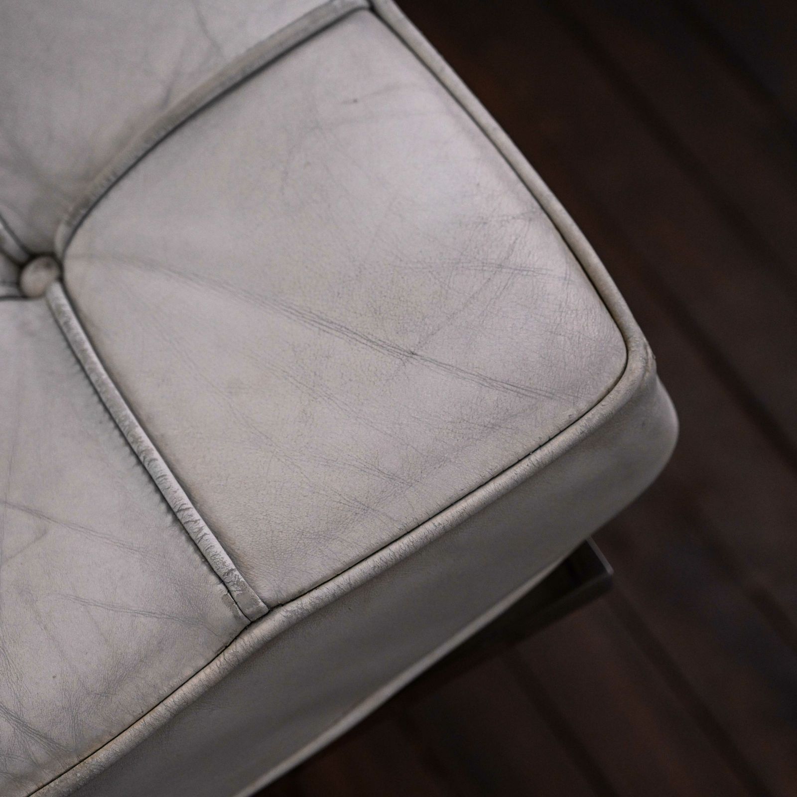 photo buy Barcelona Chair In Off White Leather Designed By Ludwig Mies Von Der Rohe