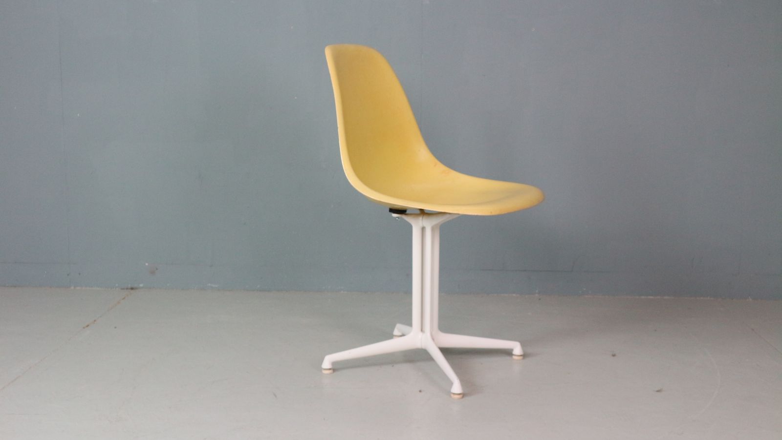 Charles & Ray Eames "La Fonda" Light Yellow Fiberglass Chairs Herman Miller photo vintage