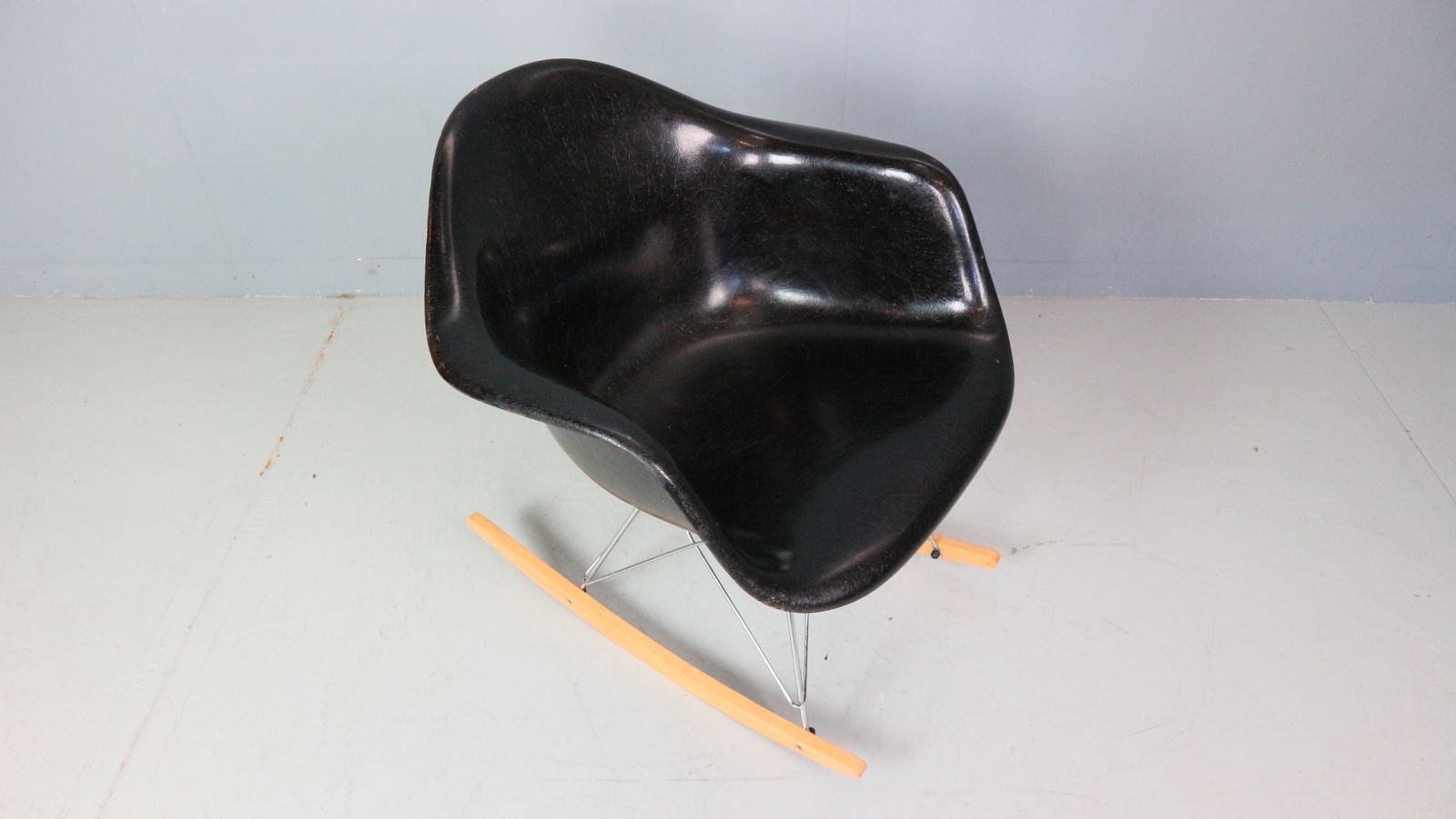 photo furniture Charles & Ray Eames "Rar" Black Original Rocking Chair, 1977