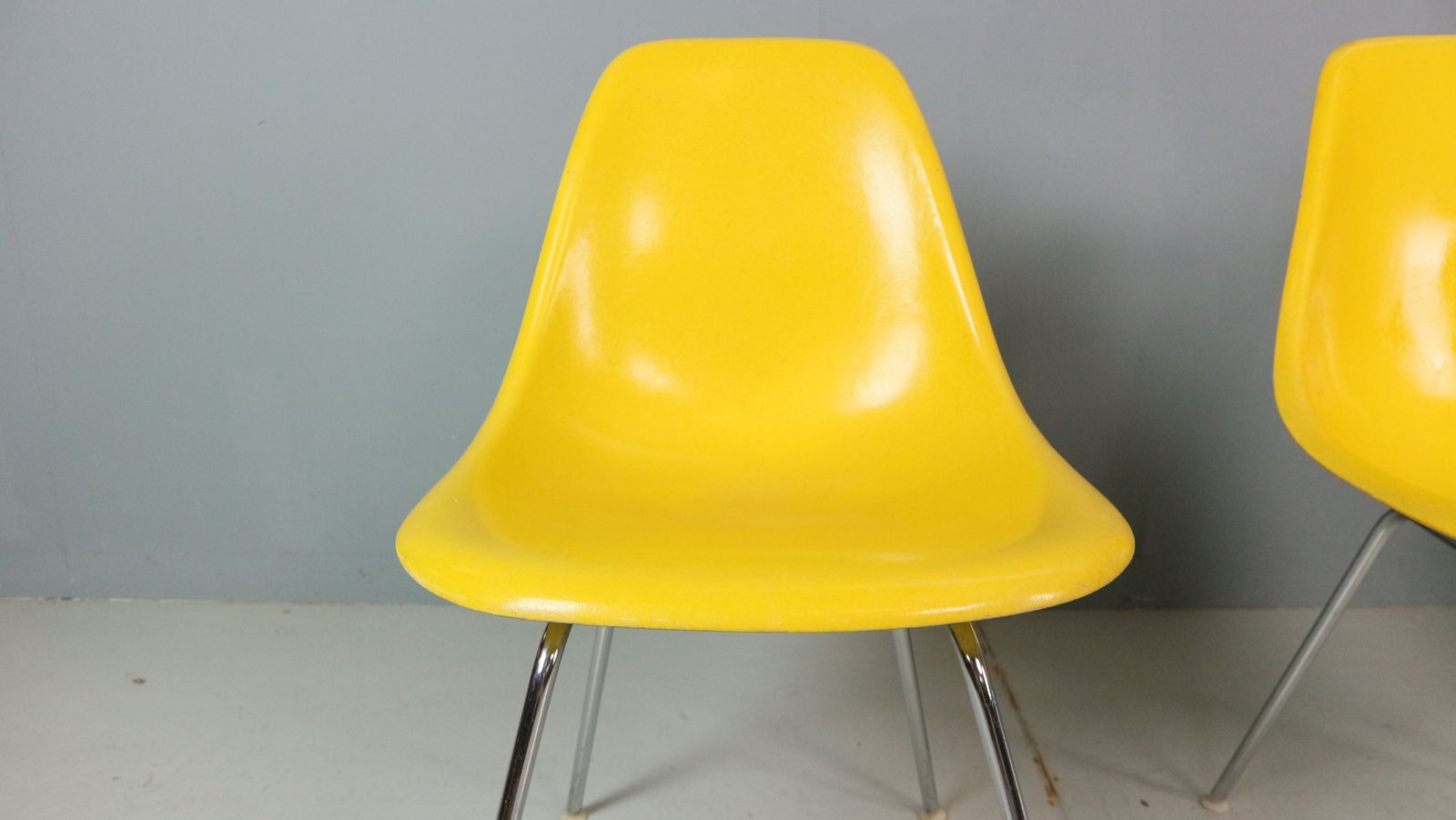 photo vintage Charles & Ray Eames Set Of 4 Yellow "La Fonda" Chairs For Herman Miller, 1960