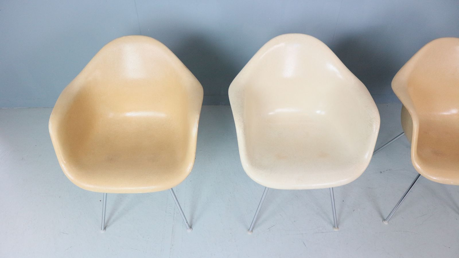 Charles & Ray Eames Set Of 4 Off White "H Base" Chairs For Herman Miller, 1960 photo vinterior