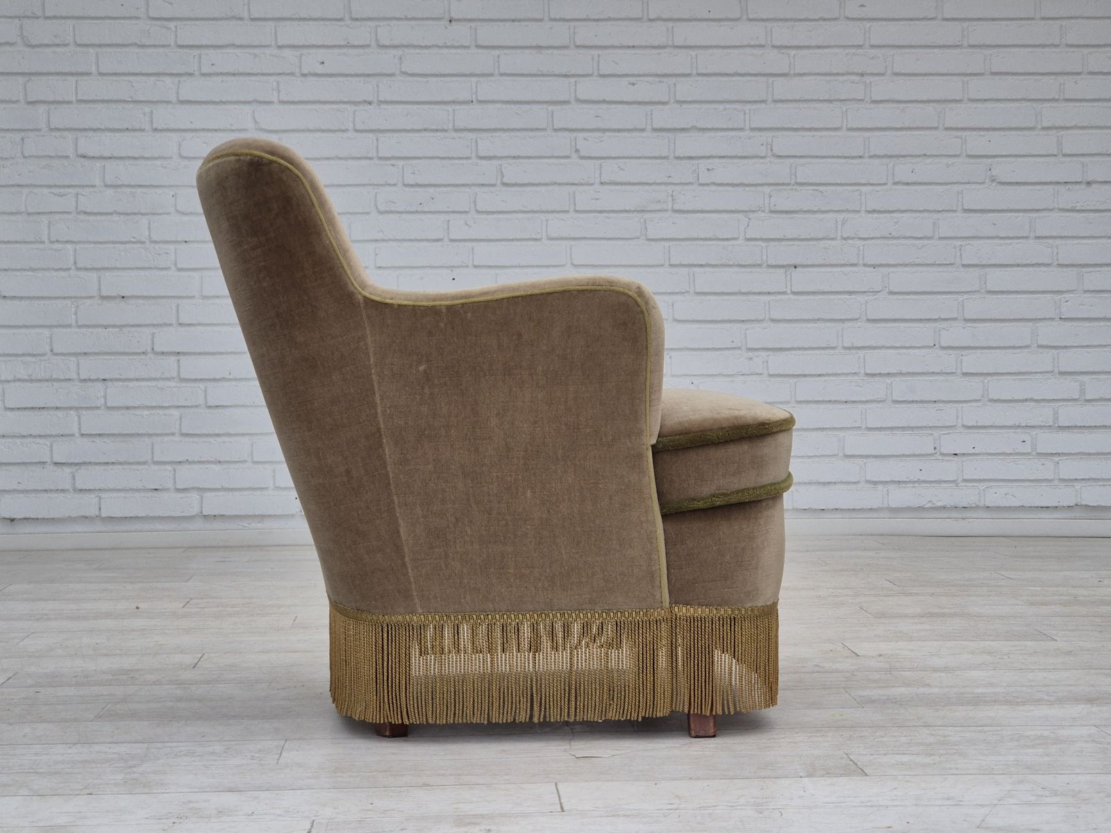 photo for sale Jaren 1970, Deense Loungestoel, Ongerestaureerde Staat, Meubelvelours, Beukenhouten Poten.