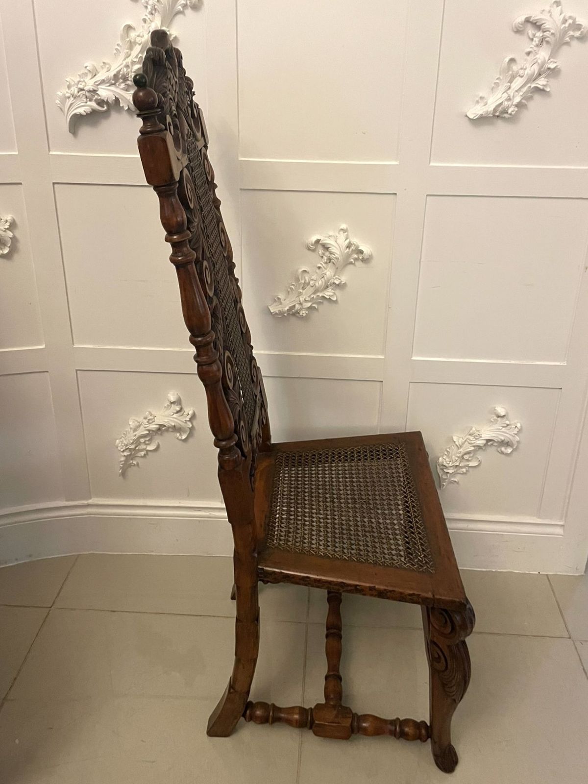 photo furniture Set Of 4 Antique 19th Century Quality Carved Walnut Dining Chairs