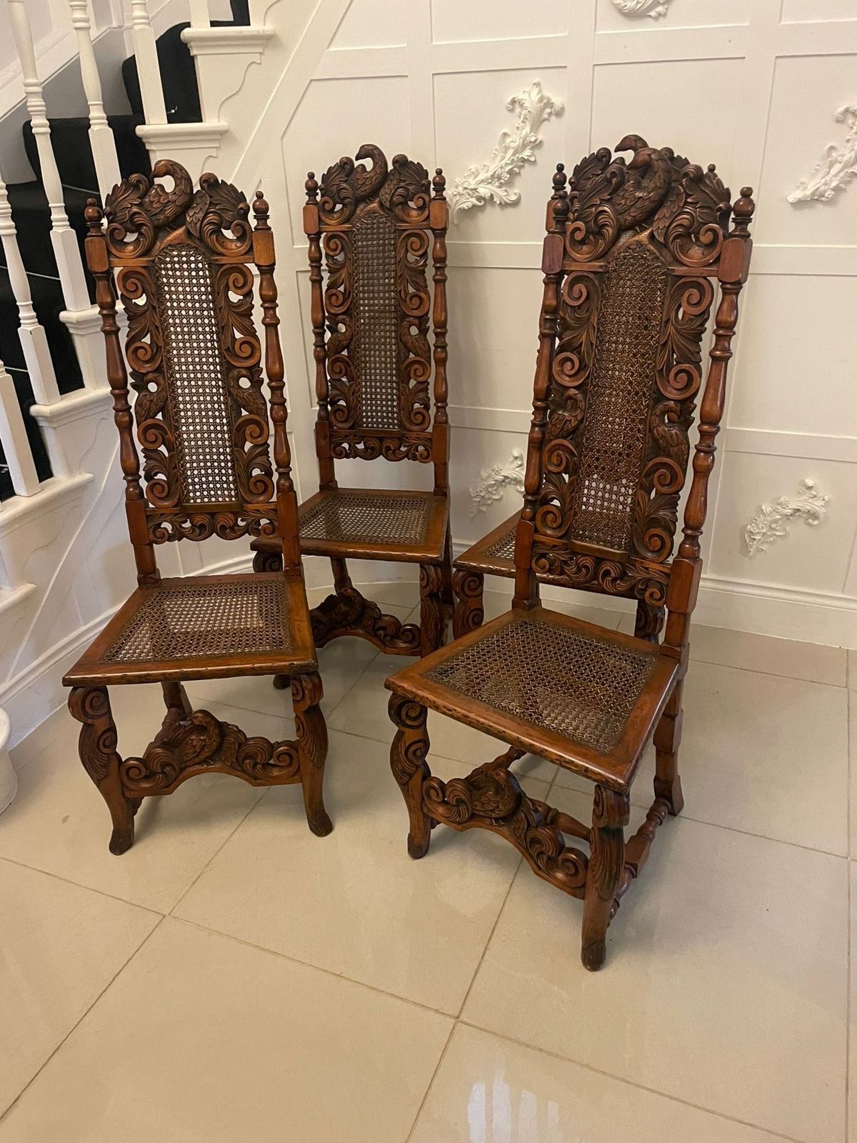 photo vinterior Set Of 4 Antique 19th Century Quality Carved Walnut Dining Chairs
