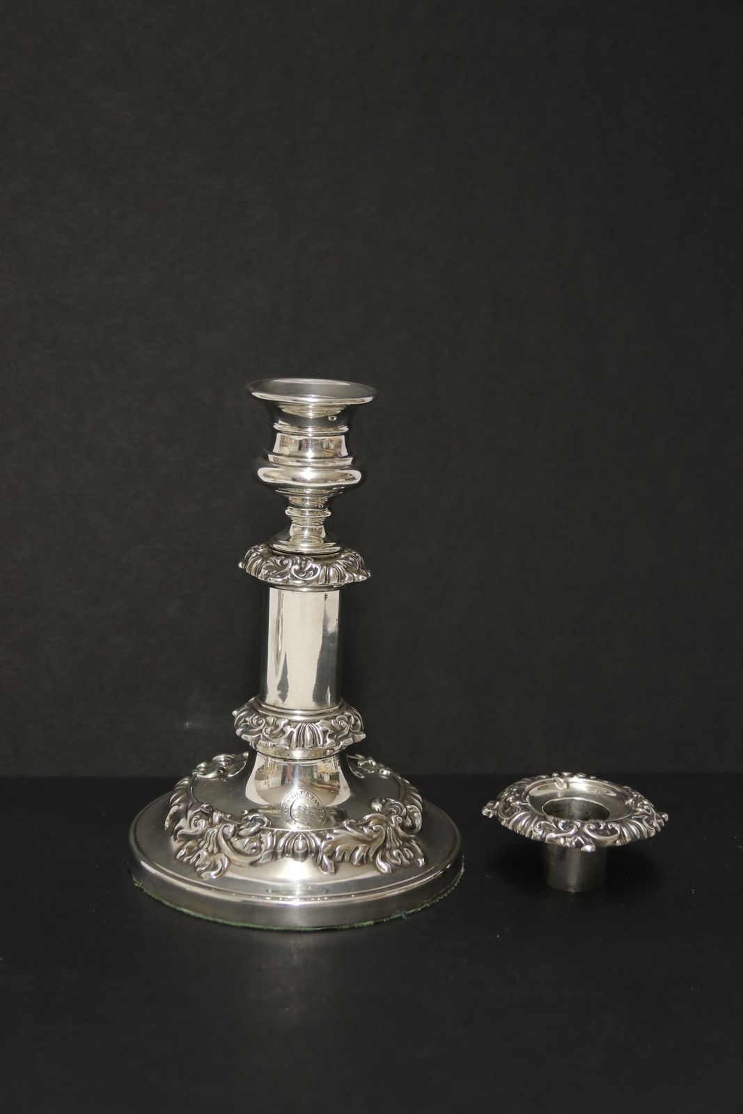 Lighting A Rare Pair Of English George III Silver Telescopic Candlesticks, Sheffield 1816. photo
