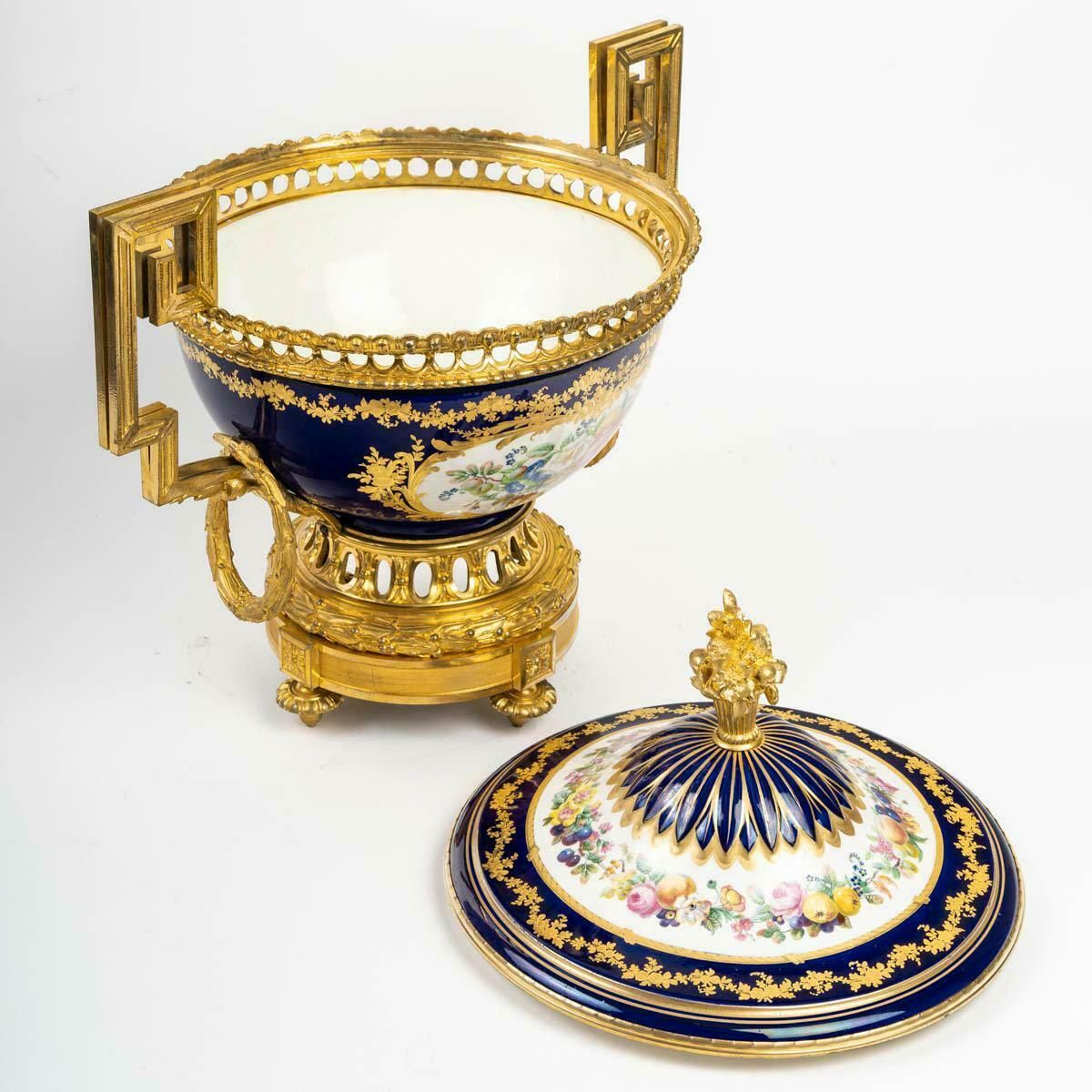 A Sèvres Style Porcelain Covered Bowl, 19th Century, Napoleon III Period. photo vinterior