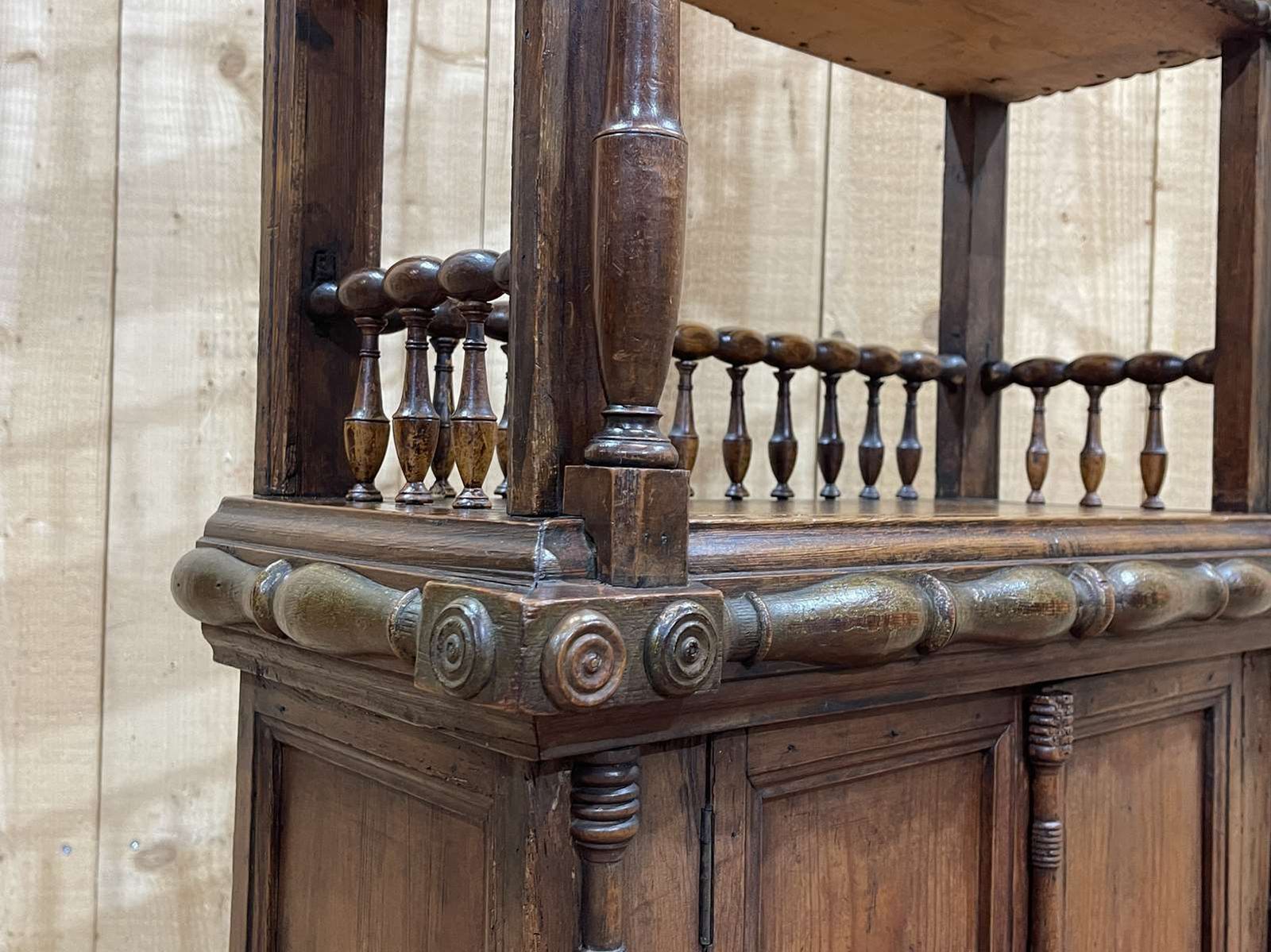 photo vinterior Fir Bookcase From The End Of The 19th Century