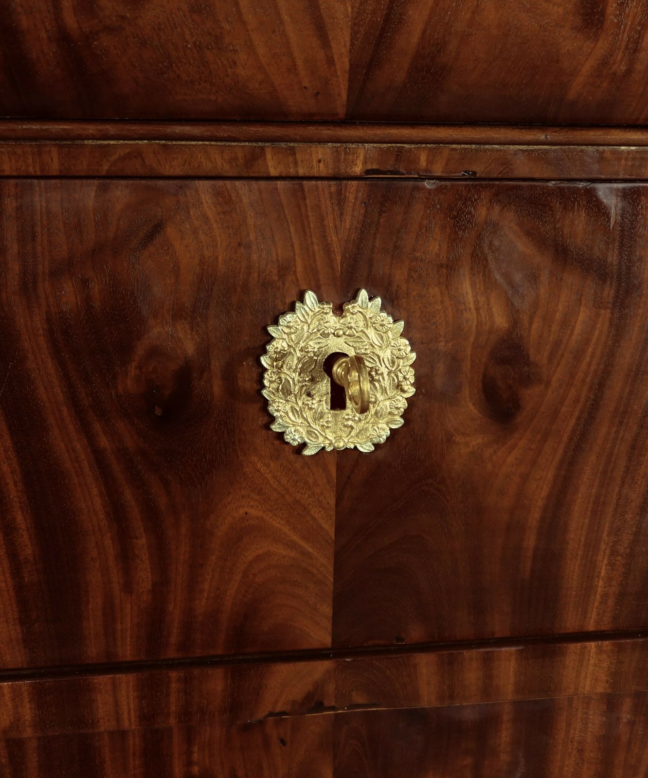 photo furniture Mahogany Burl Chest Of Drawers, Restoration Period – Early 19th Century