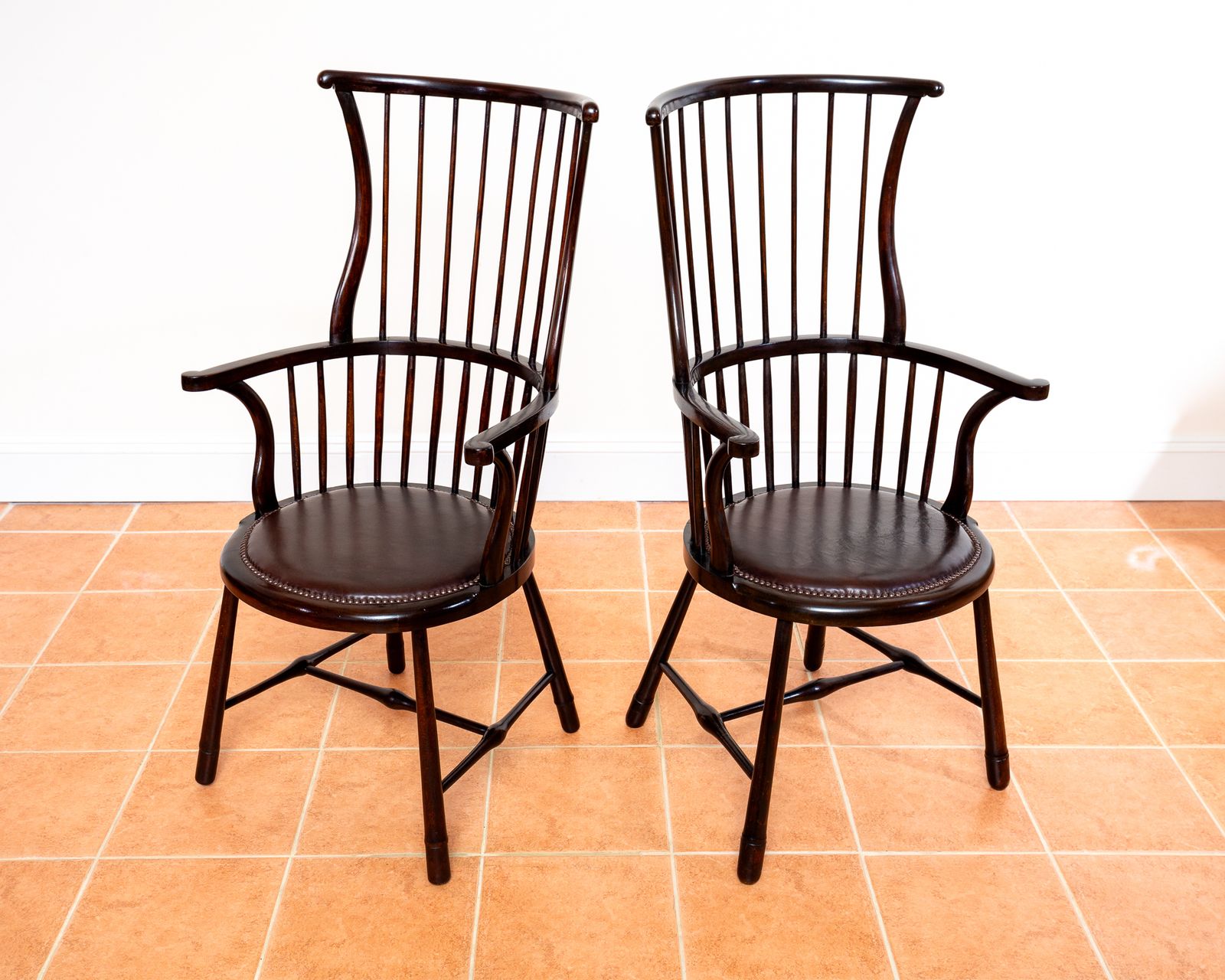 Pair Of Liberty Windsor Chairs Arts And Crafts Shawl Back Fan Back A.Ntique Art Nouveau Aesthetic Movement 1900s Leather Armchairs Country House photo vinterior