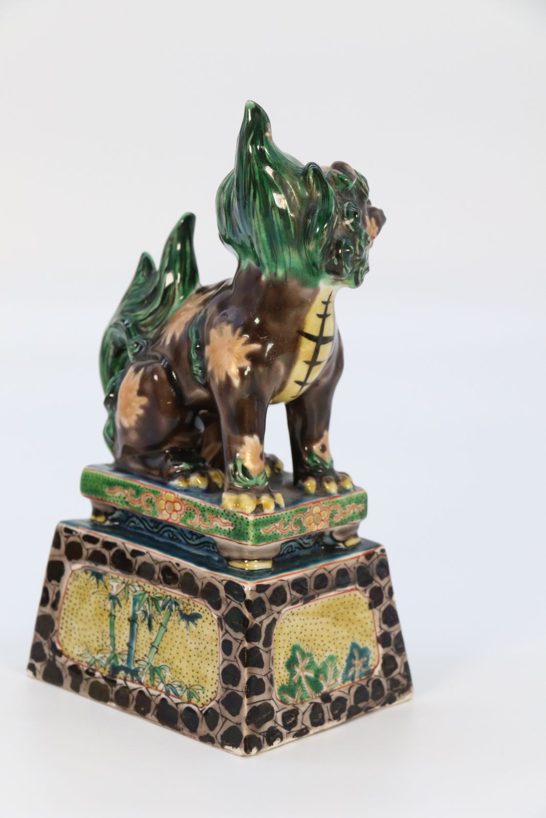 photo vintage A Highly Decorative Pair Of Chinese Pottery Buddhist Lions Circa 1900.