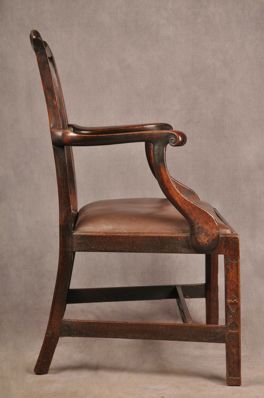 photo furniture Fine 18th Century Mahogany Chippendale Armchair