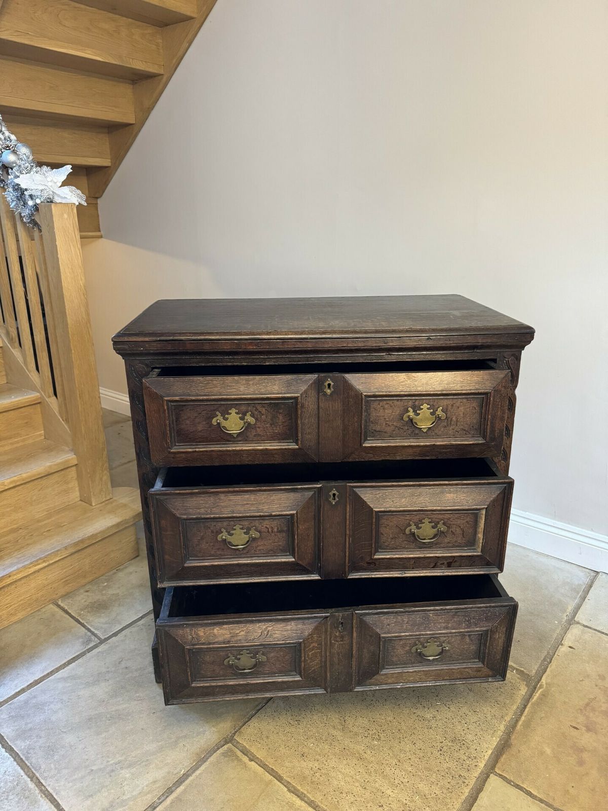 photo furniture Antique 18th Century Quality Oak Jacobean Chest Of Drawers