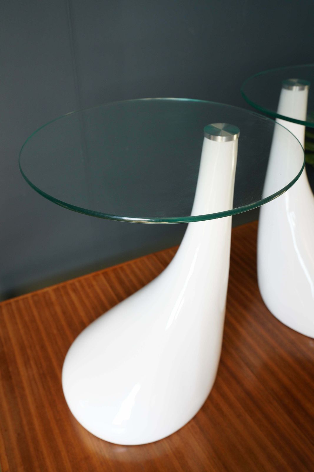 photo furniture Mid Century Style Side Tables Night Stand Pap Art Style White And Glass