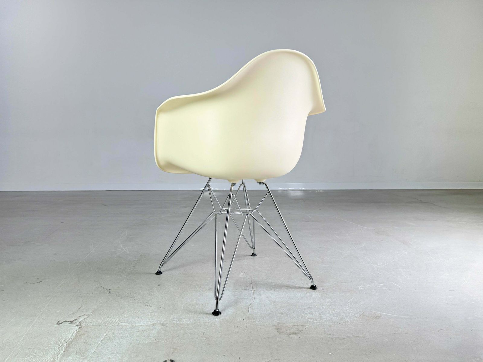 photo furniture Set Of 4 Vitra Chairs Charles & Ray Eames Plastic Armchair Dar Re