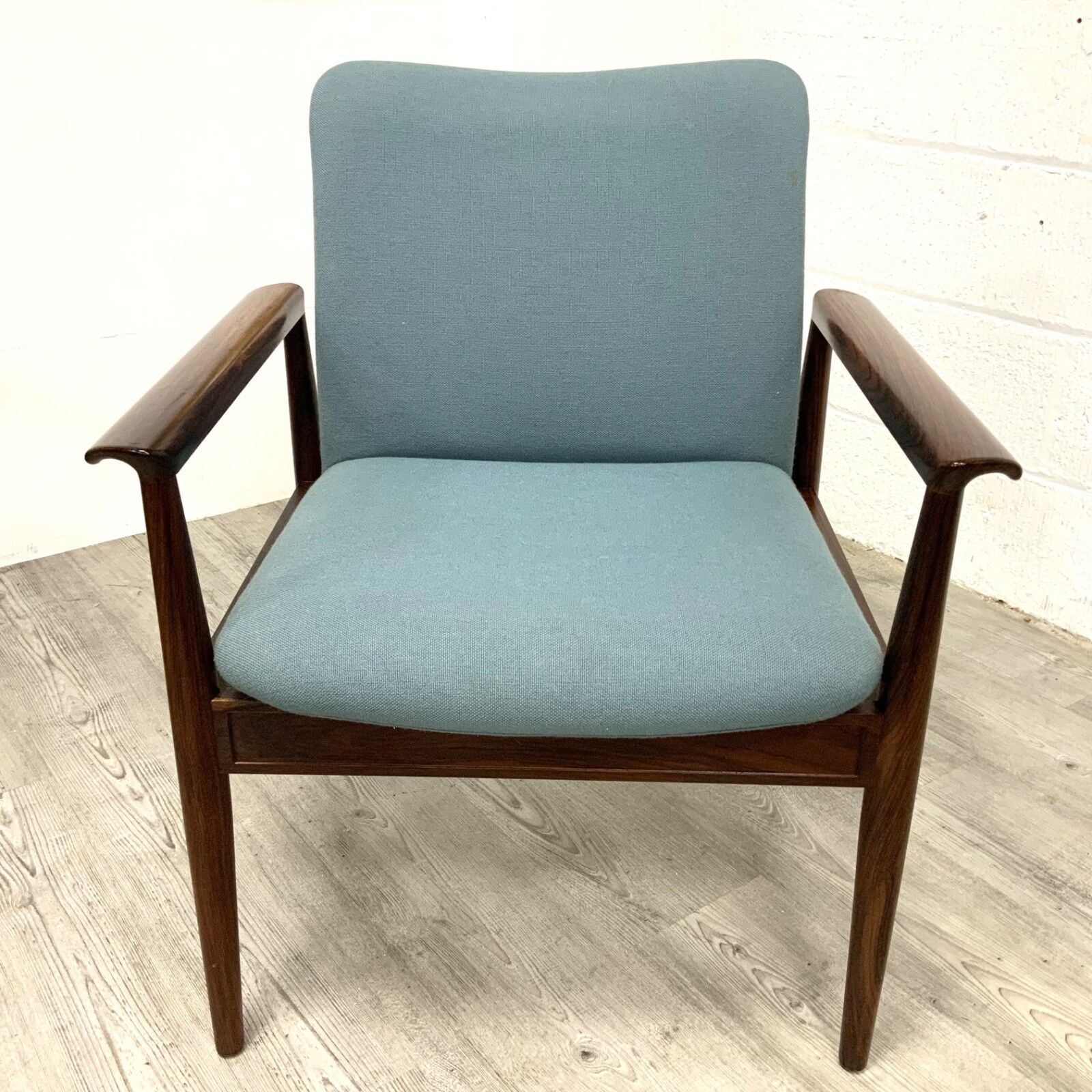 photo furniture A Set Of 6 Danish Rosewood “Diplomat” Chairs  Model 209 By Finn Juhl For Cado