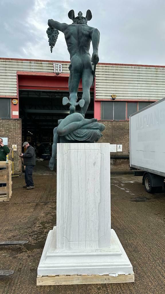 photo vinterior Bronze Perseus Medusa Statue, Sat On A Marble Base