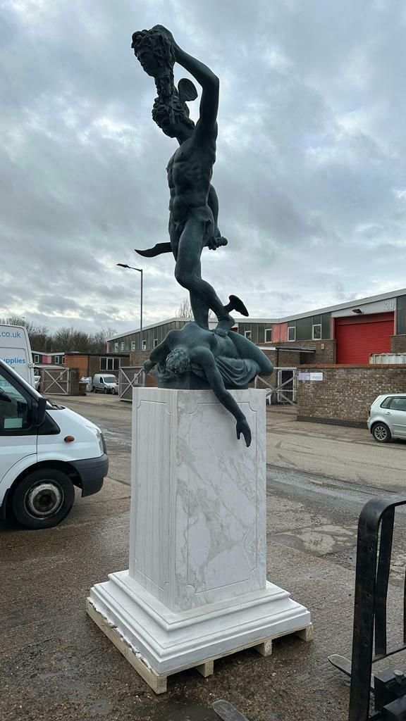 photo vintage Bronze Perseus Medusa Statue, Sat On A Marble Base