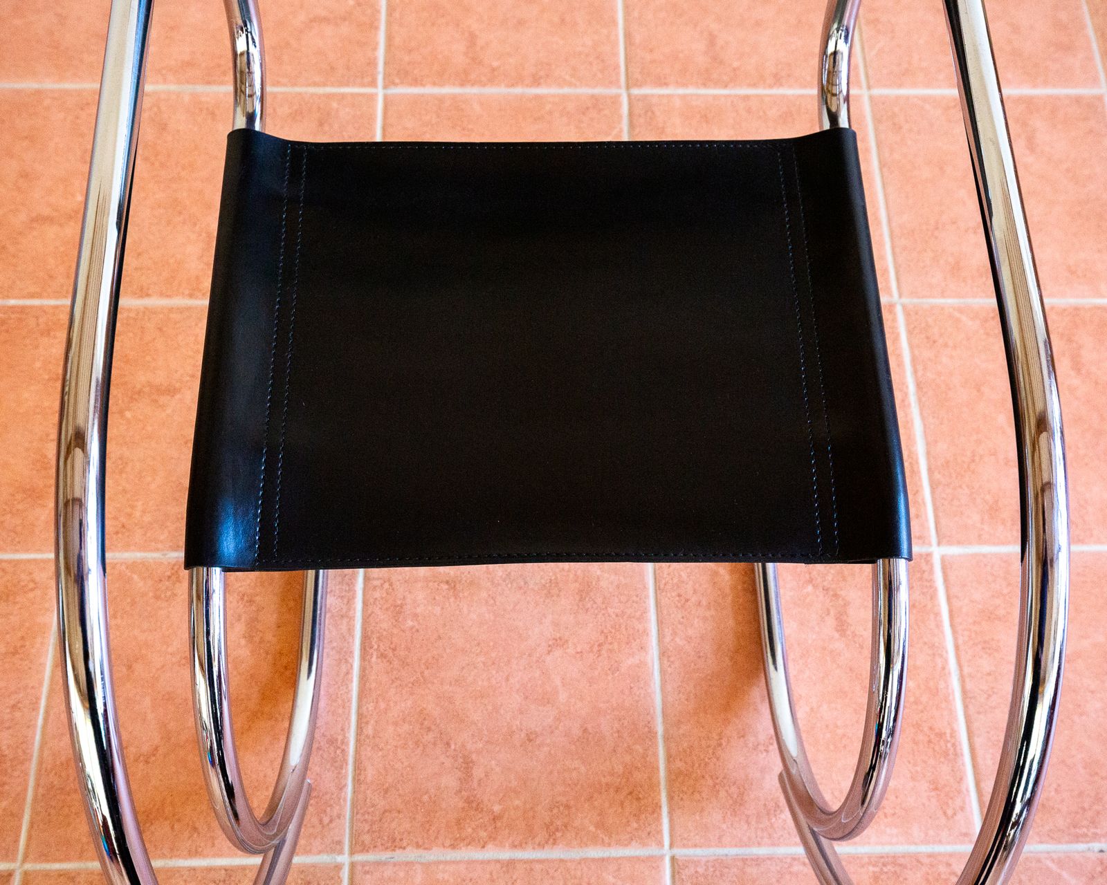 photo vintage Mies Van Der Rohe Mr20 Armchair Leather Chrome Cantilever Chair Black Leather Bauhaus Mcm Mid Century Leather Arm Chair
