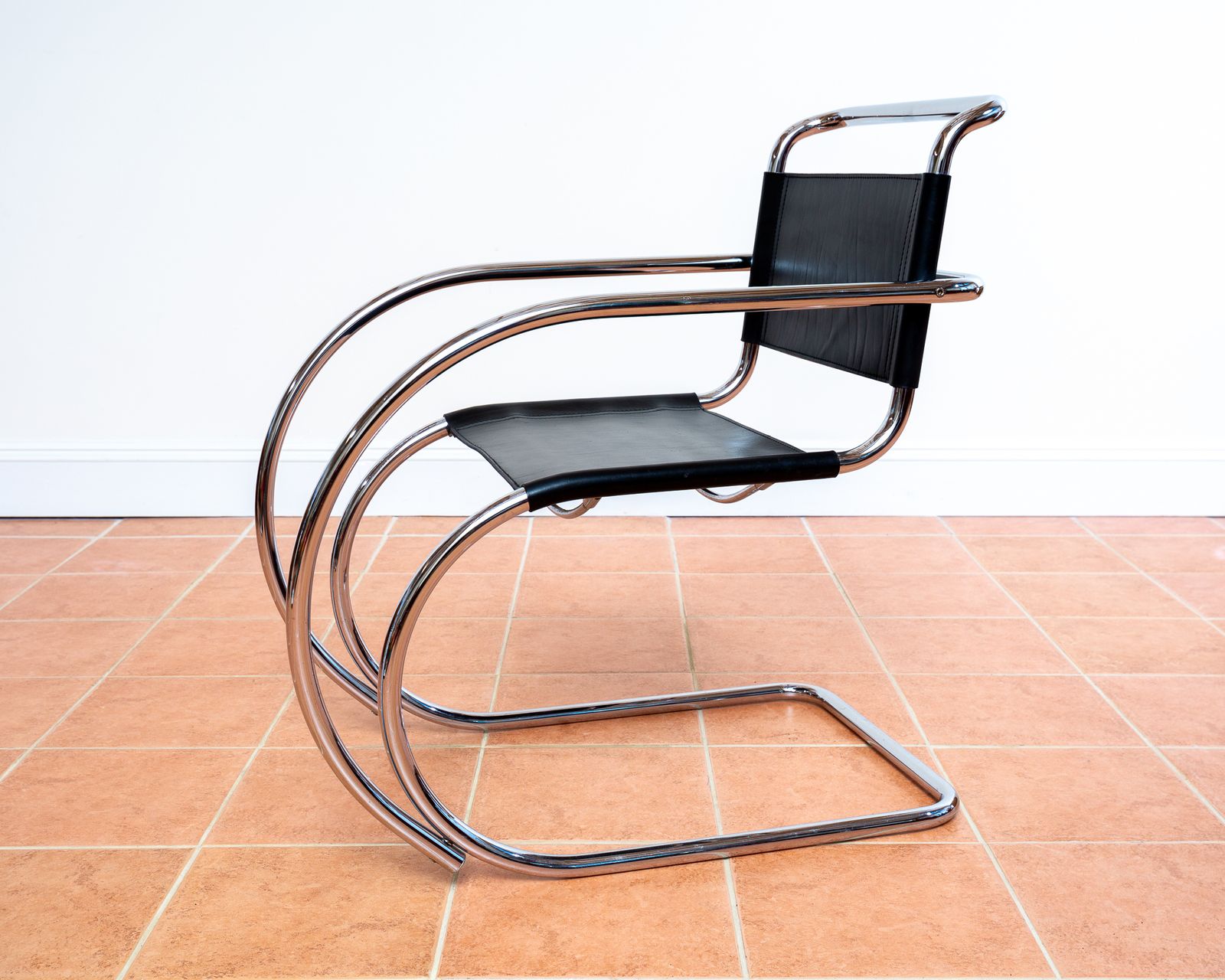 photo vinterior Mies Van Der Rohe Mr20 Armchair Leather Chrome Cantilever Chair Black Leather Bauhaus Mcm Mid Century Leather Arm Chair