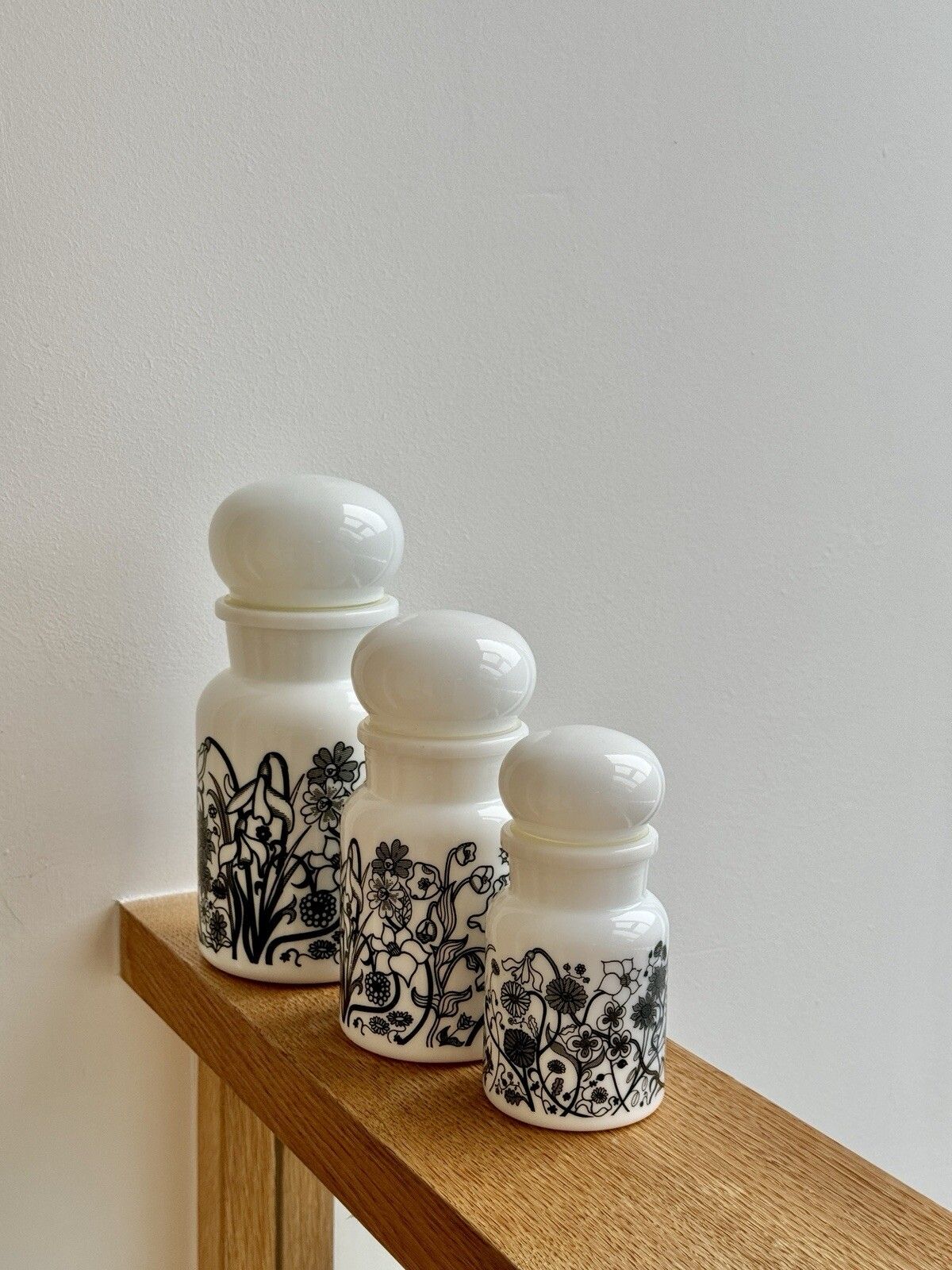 photo vintage Set Of 5 1970s White Milk Glass Flower Design Bubble Lid Jars Made In Belgium