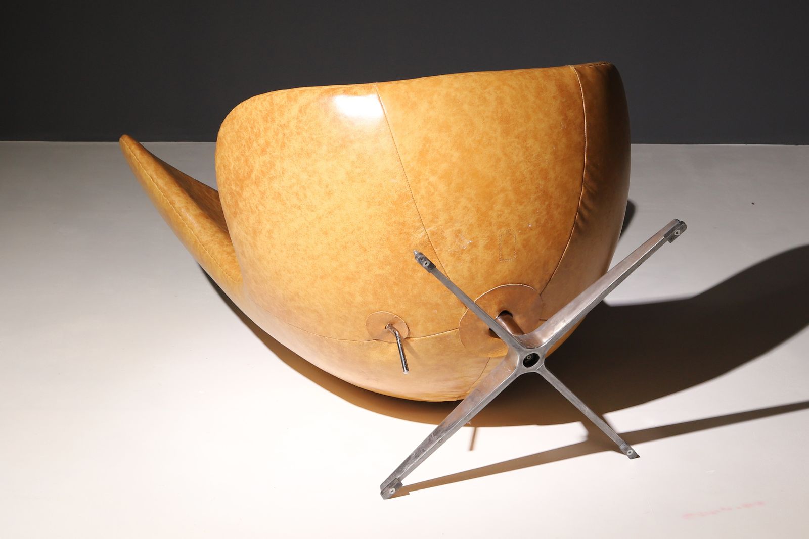 Leather Egg Chair 3316 By Arne Jacobsen, 1958 photo vinterior