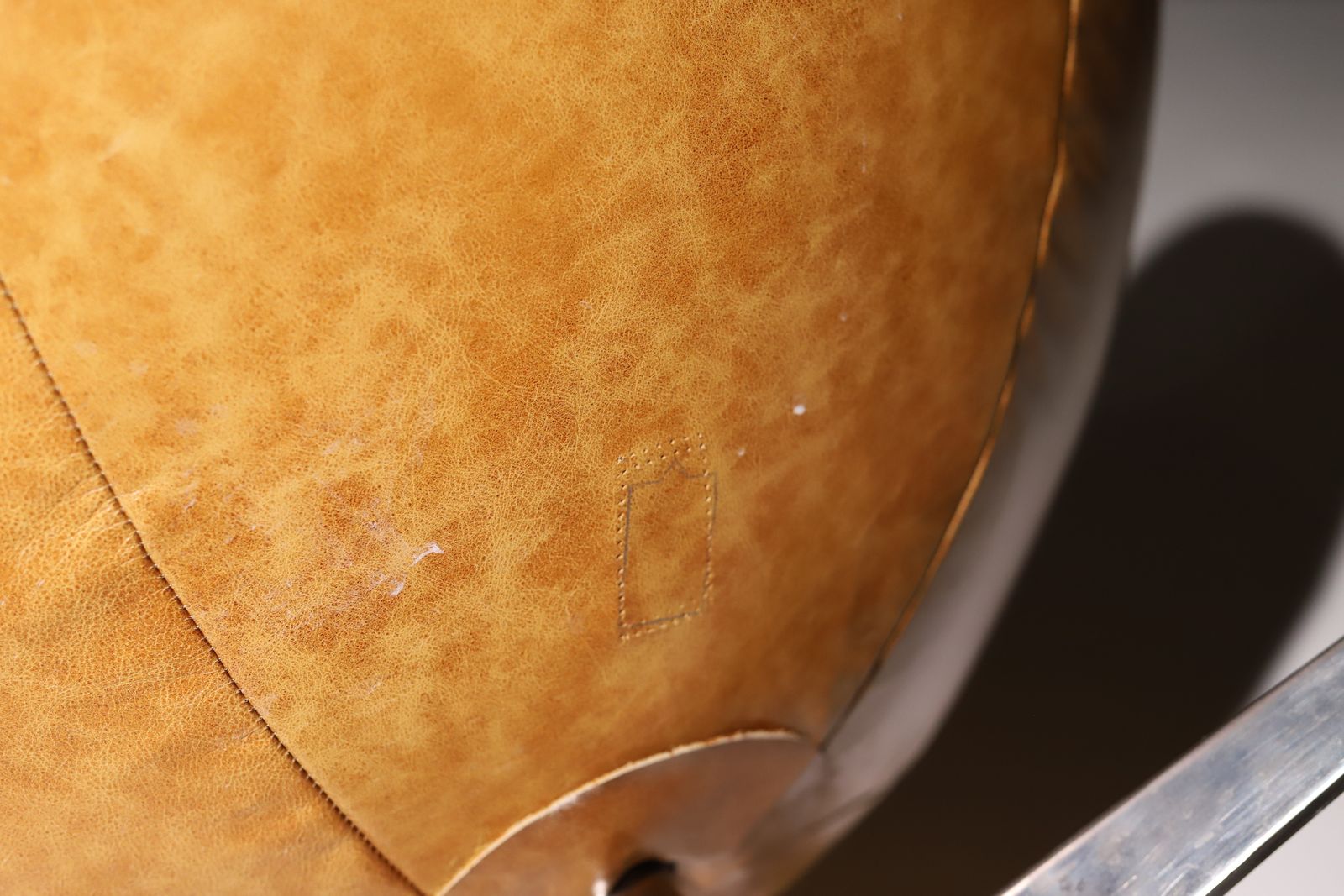 photo furniture Leather Egg Chair 3316 By Arne Jacobsen, 1958