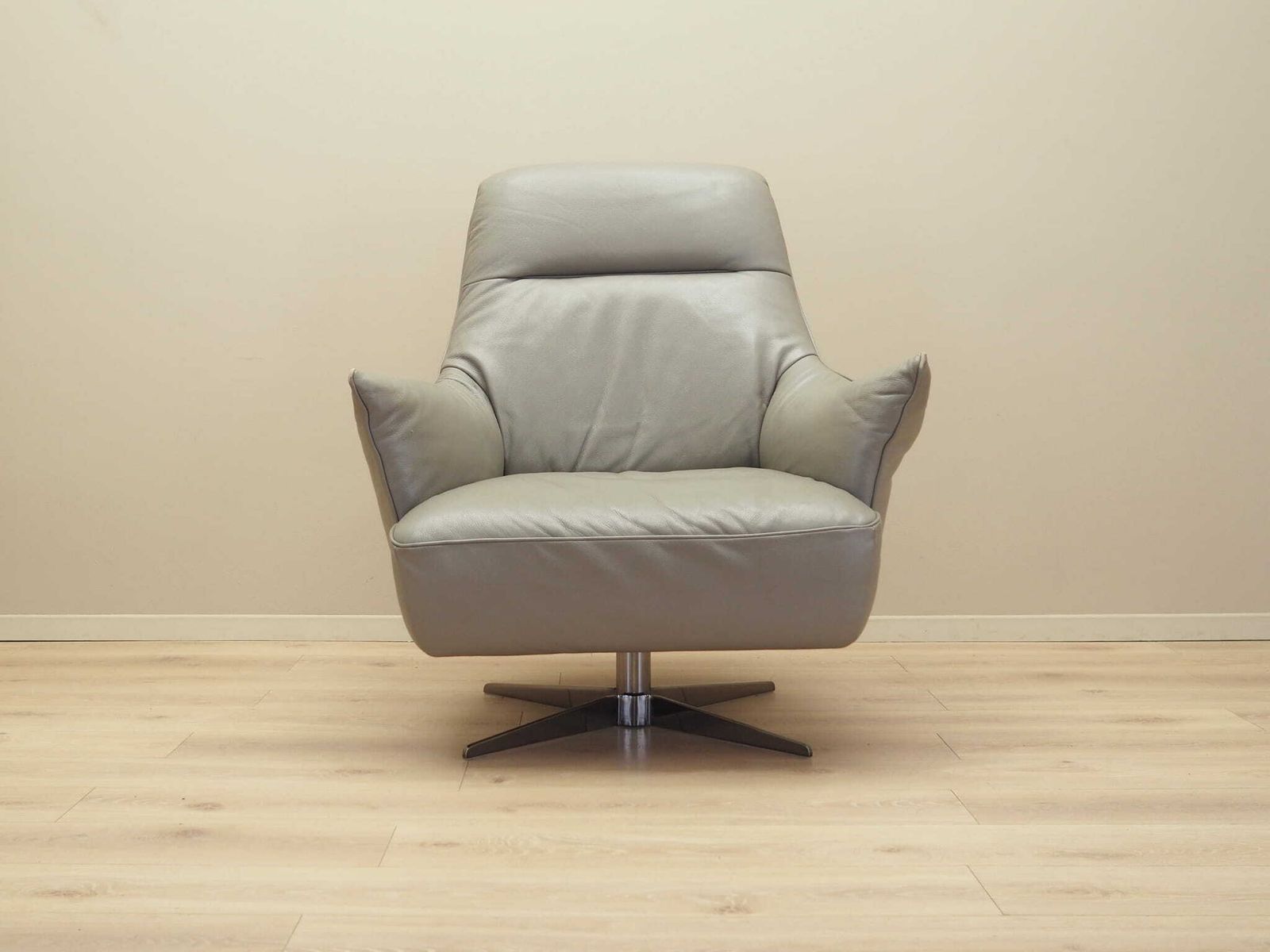 Leather Swivel Armchair, Italian Design, 1990s, Manufacture: Natuzzi photo furniture