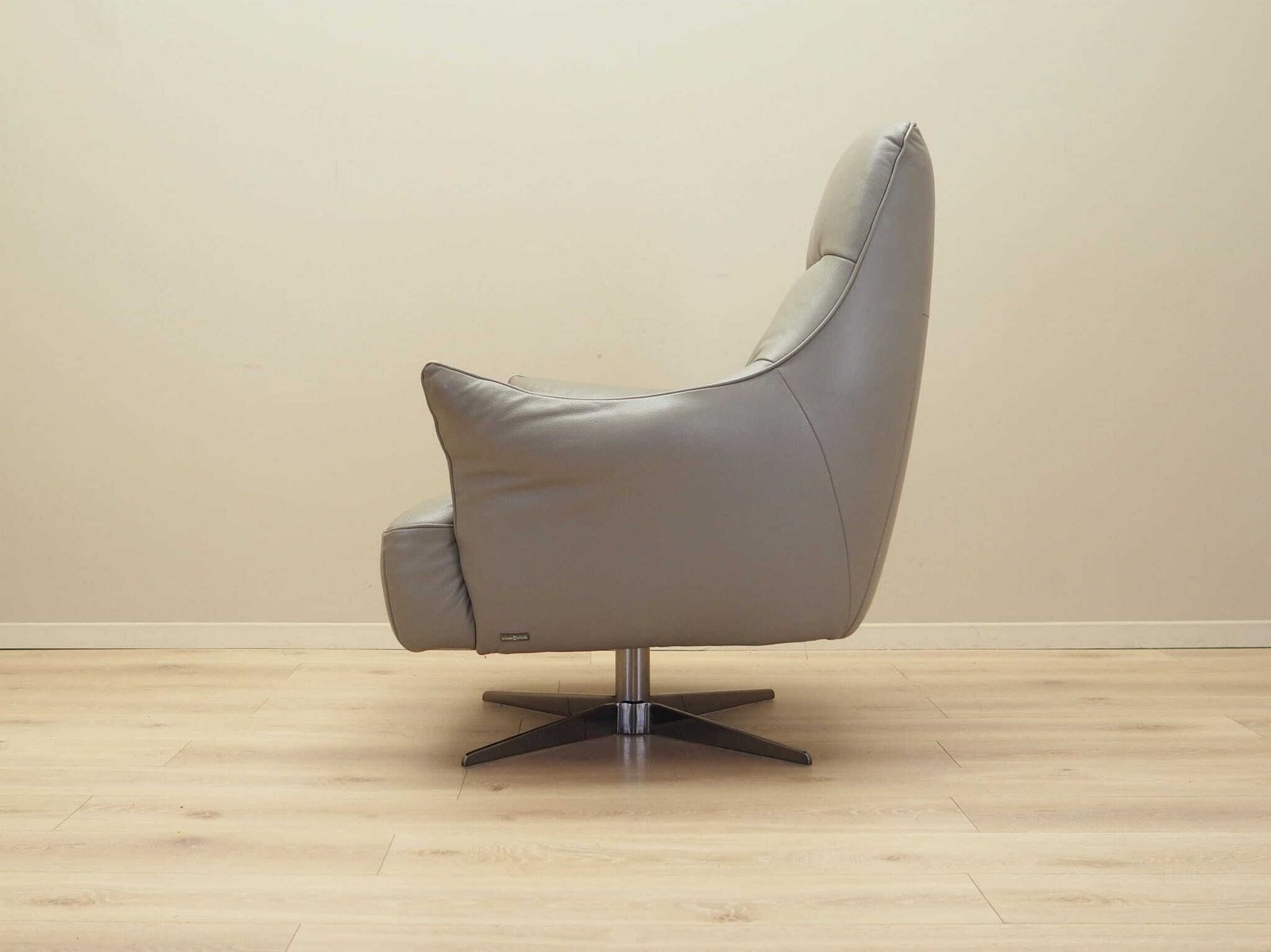 Leather Swivel Armchair, Italian Design, 1990s, Manufacture: Natuzzi photo Furniture