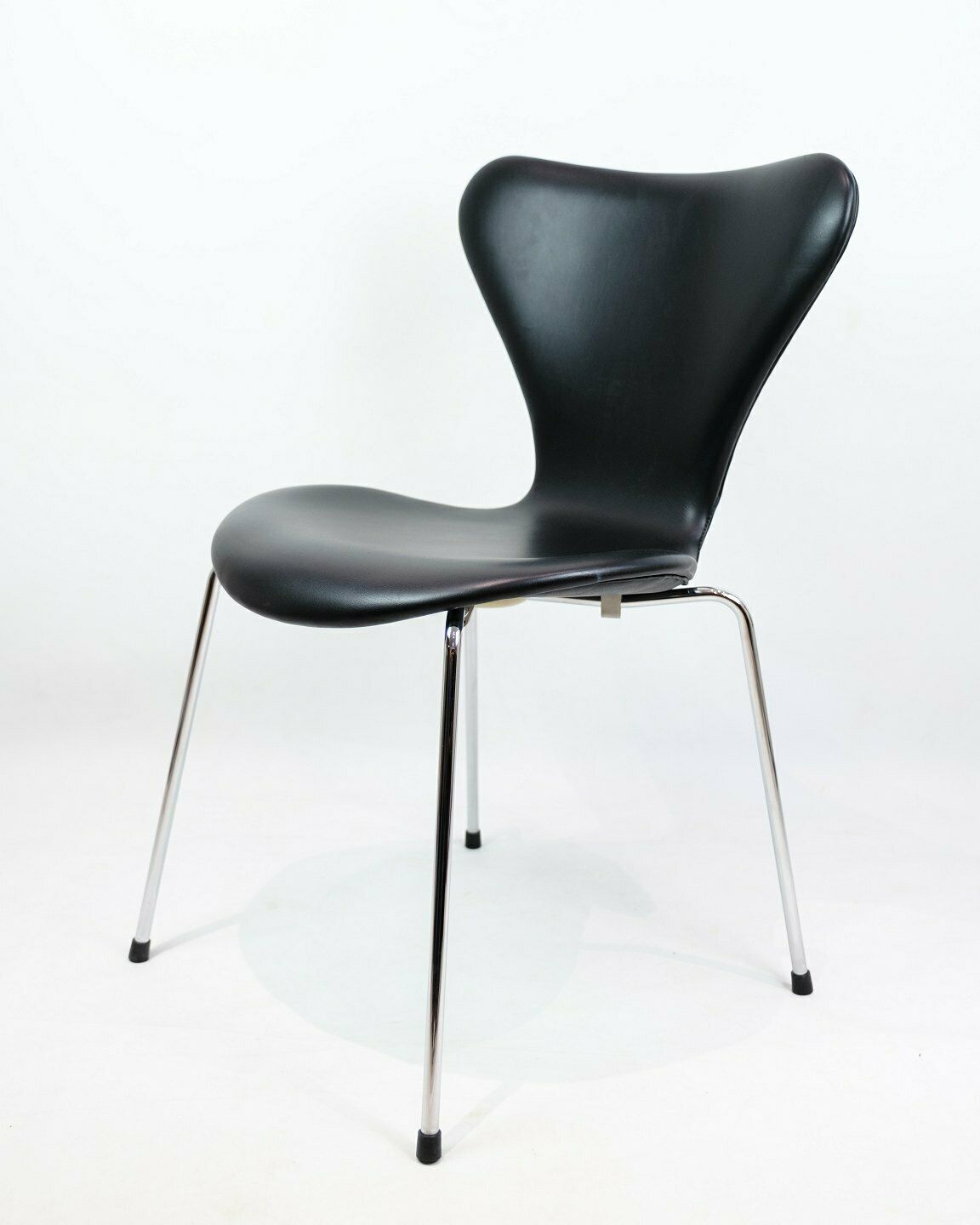 Set Of 4 Seven Chairs Model 3107 Upholstered In Black Leather By Arne Jacobsen For Fritz Hansen From 1960s photo for sale