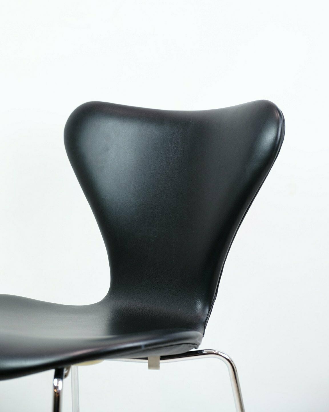 Set Of 4 Seven Chairs Model 3107 Upholstered In Black Leather By Arne Jacobsen For Fritz Hansen From 1960s photo Furniture