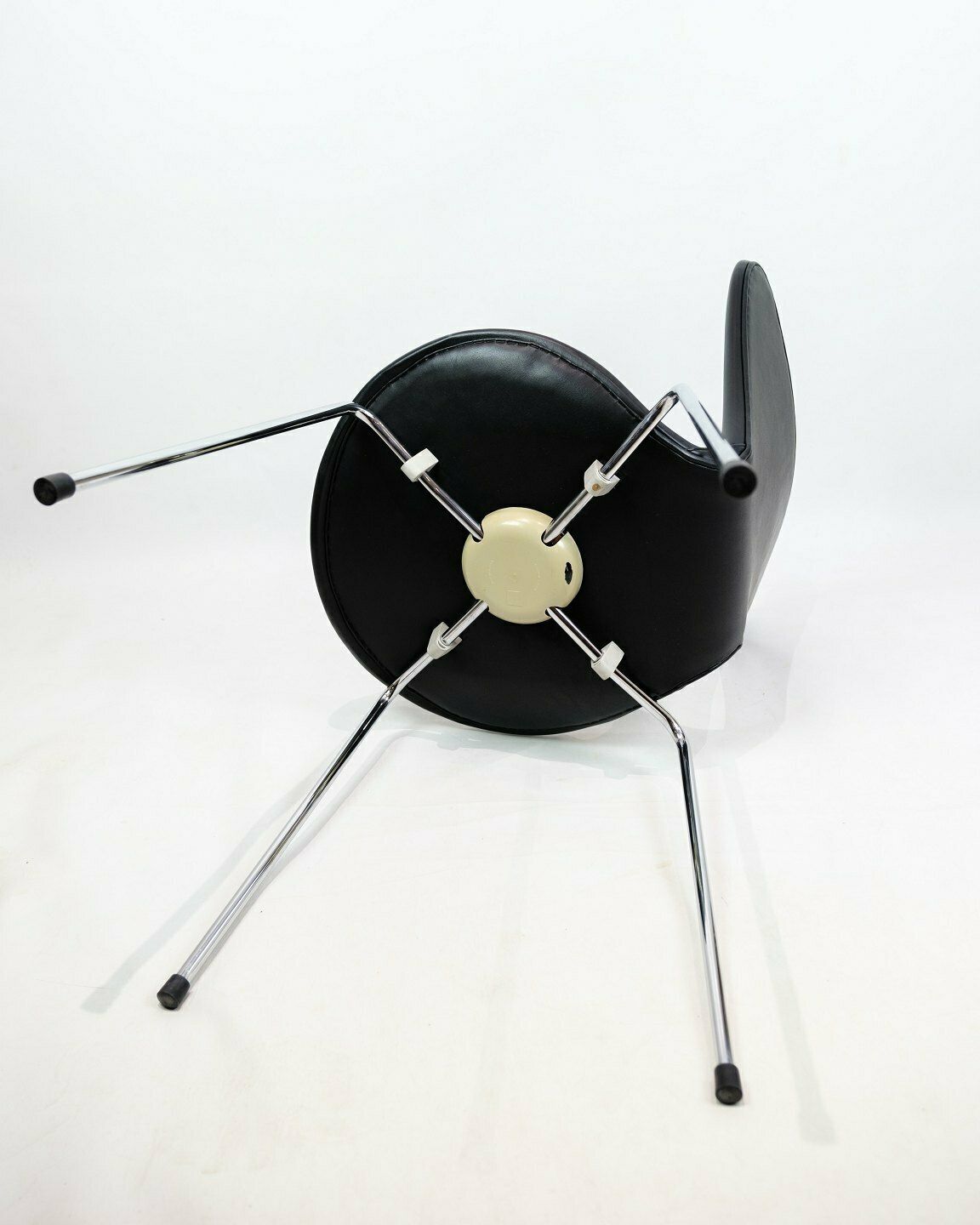 photo furniture Set Of 4 Seven Chairs Model 3107 Upholstered In Black Leather By Arne Jacobsen For Fritz Hansen From 1960s
